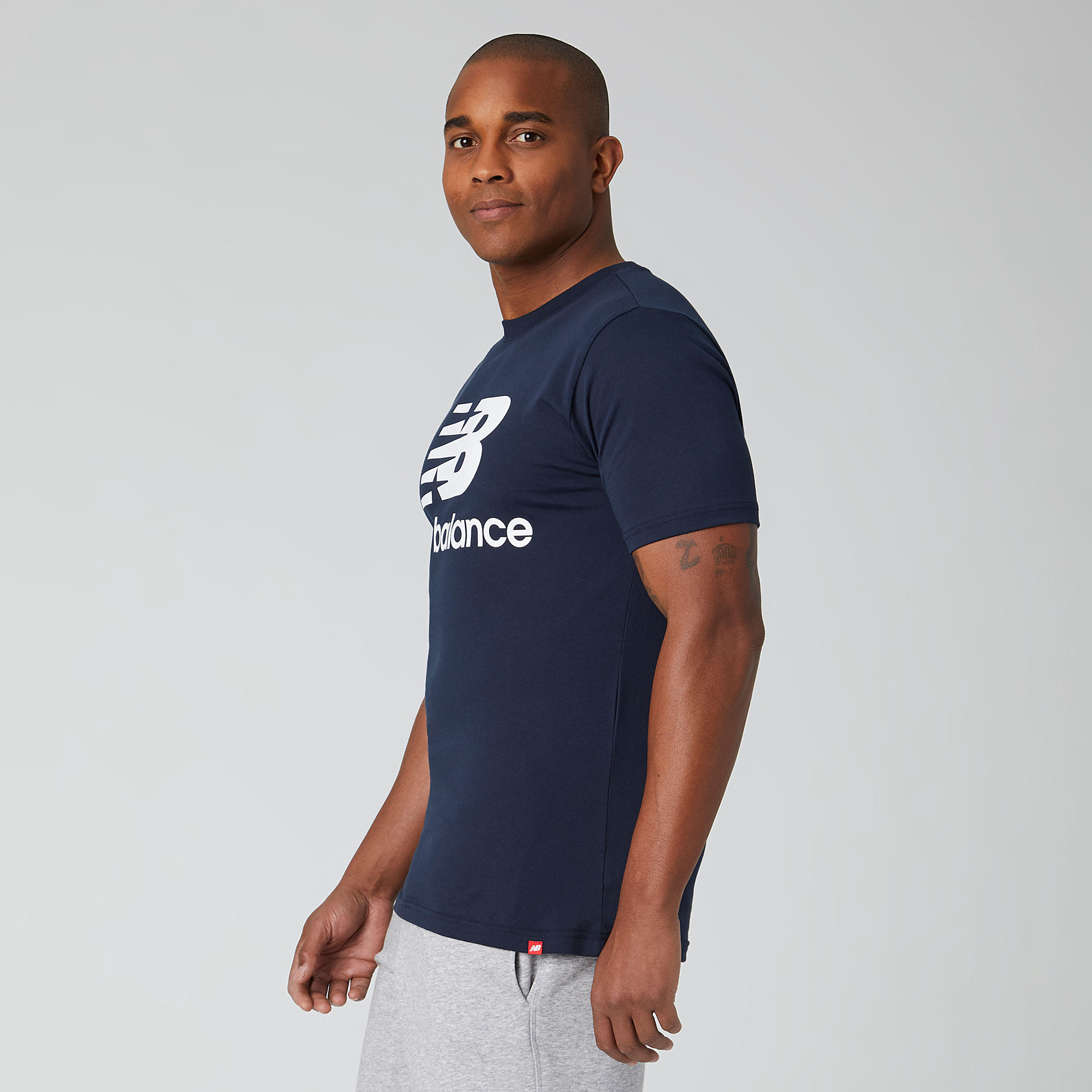 تيشيرت بأكمام قصيرة وطبعات شعار من نيو بالانس إسينشيالز-men-clothing-sportswearandactivewear-tshirtsandpolos-image-2