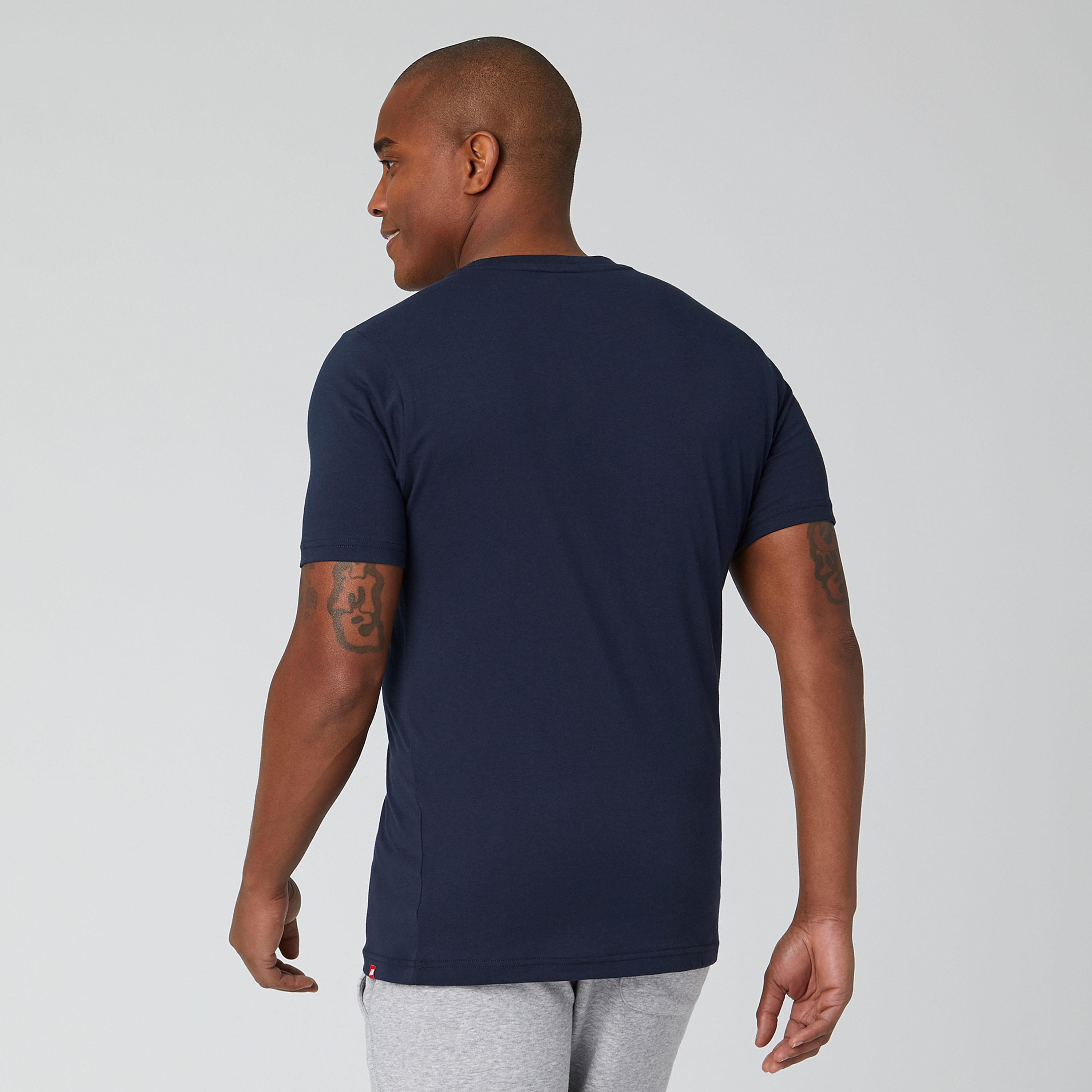 تيشيرت بأكمام قصيرة وطبعات شعار من نيو بالانس إسينشيالز-men-clothing-sportswearandactivewear-tshirtsandpolos-image-3