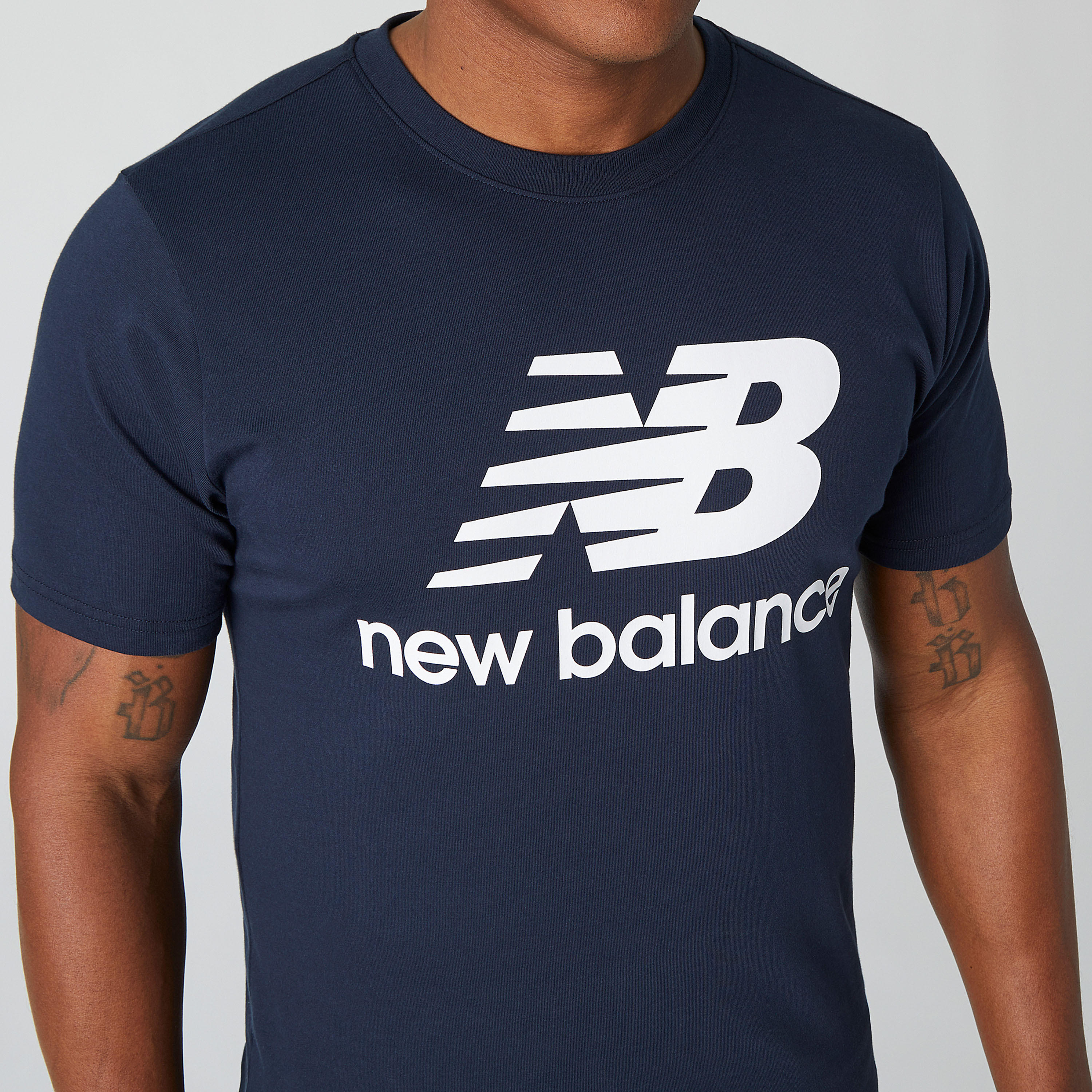 تيشيرت بأكمام قصيرة وطبعات شعار من نيو بالانس إسينشيالز-men-clothing-sportswearandactivewear-tshirtsandpolos-image-4