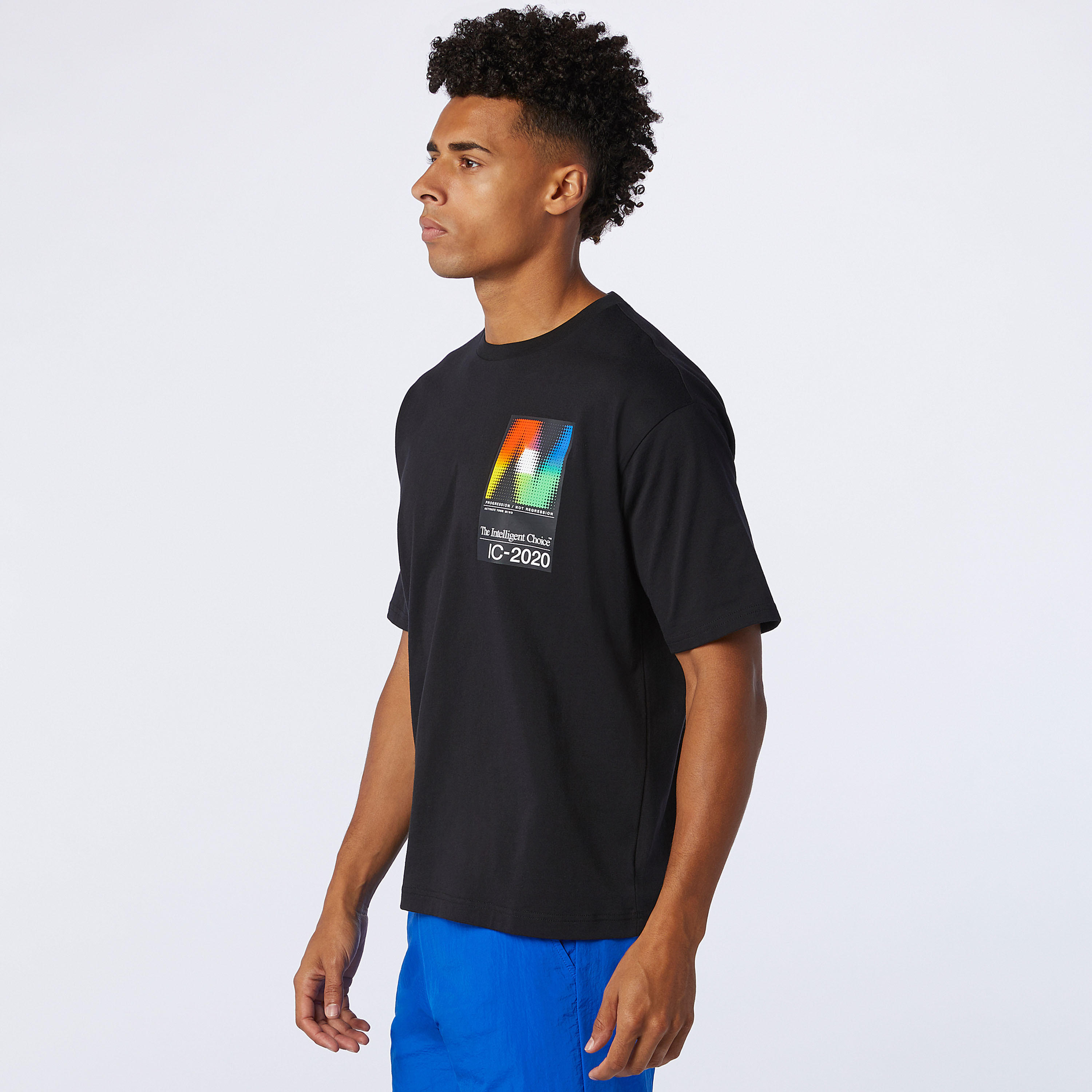 تيشيرت جيرسي بياقة ضيّقة وأكمام قصيرة وطبعات من نيو بالانس اوبتيك-men-clothing-sportswearandactivewear-tshirtsandpolos-image-1