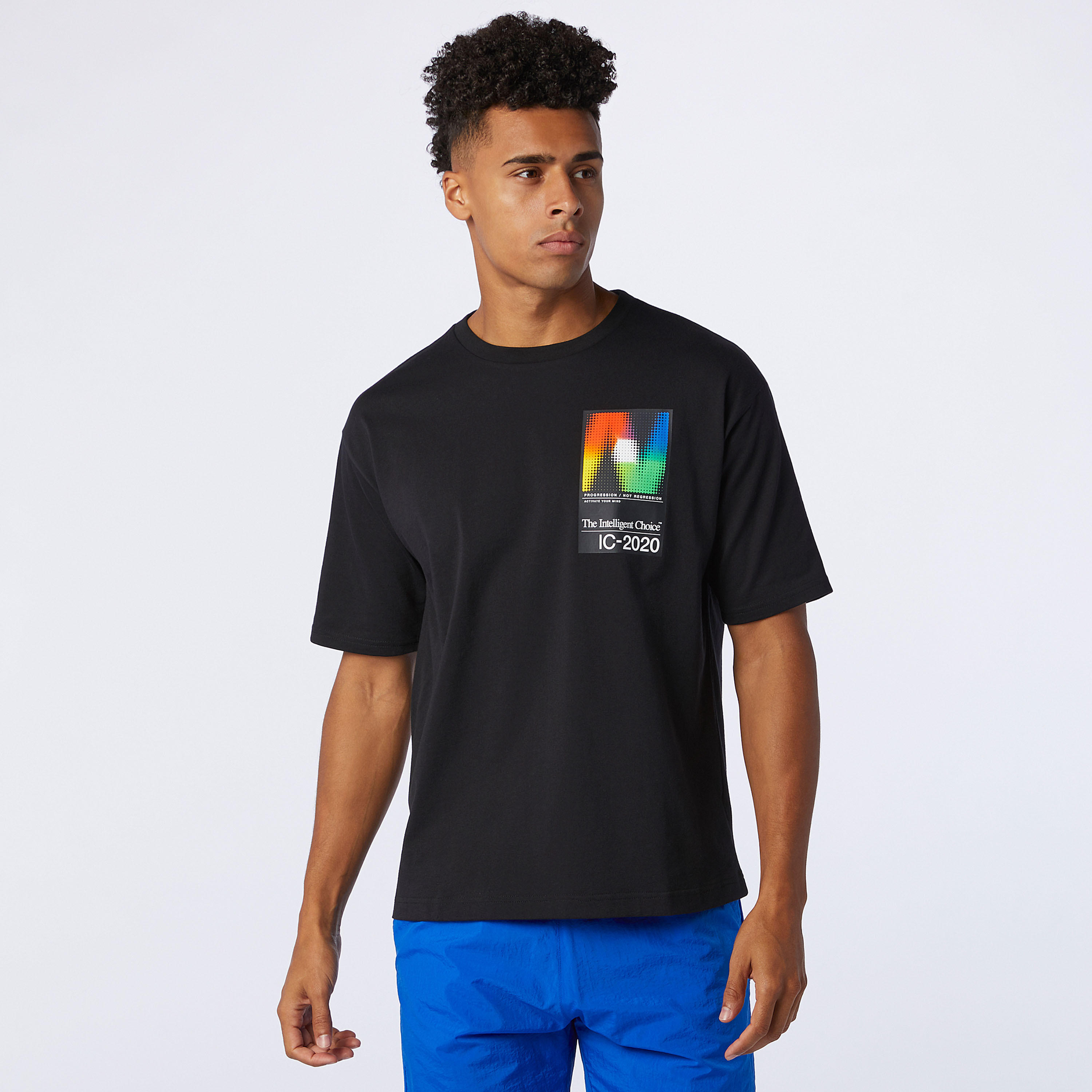 تيشيرت جيرسي بياقة ضيّقة وأكمام قصيرة وطبعات من نيو بالانس اوبتيك-men-clothing-sportswearandactivewear-tshirtsandpolos-image-2
