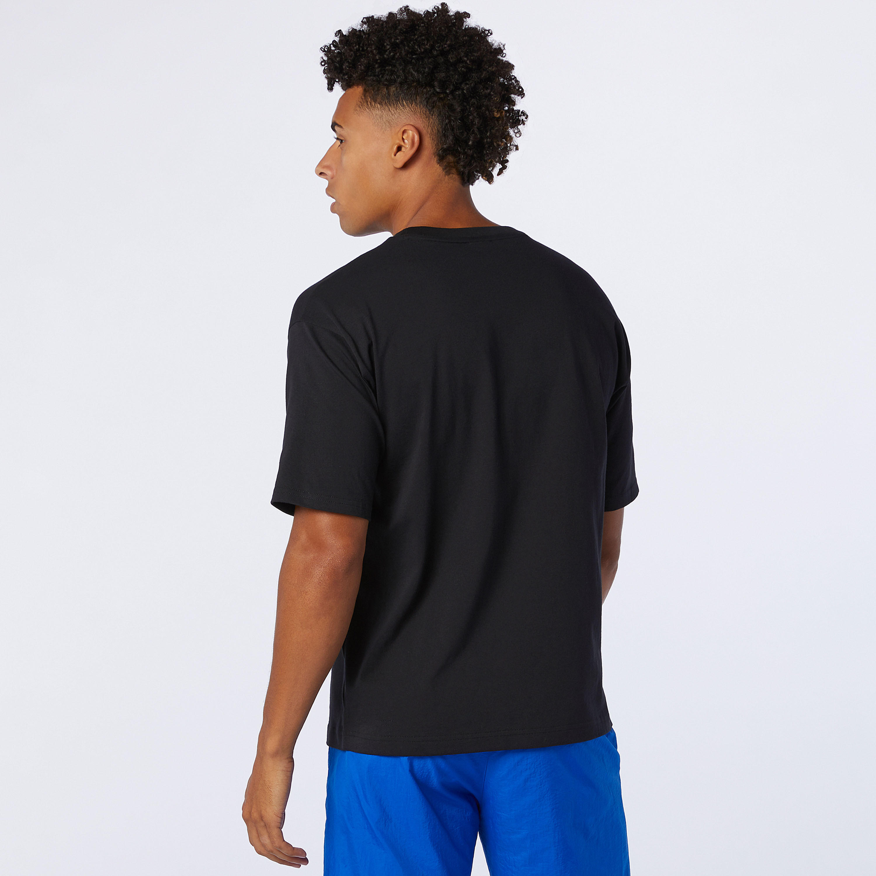 تيشيرت جيرسي بياقة ضيّقة وأكمام قصيرة وطبعات من نيو بالانس اوبتيك-men-clothing-sportswearandactivewear-tshirtsandpolos-image-3
