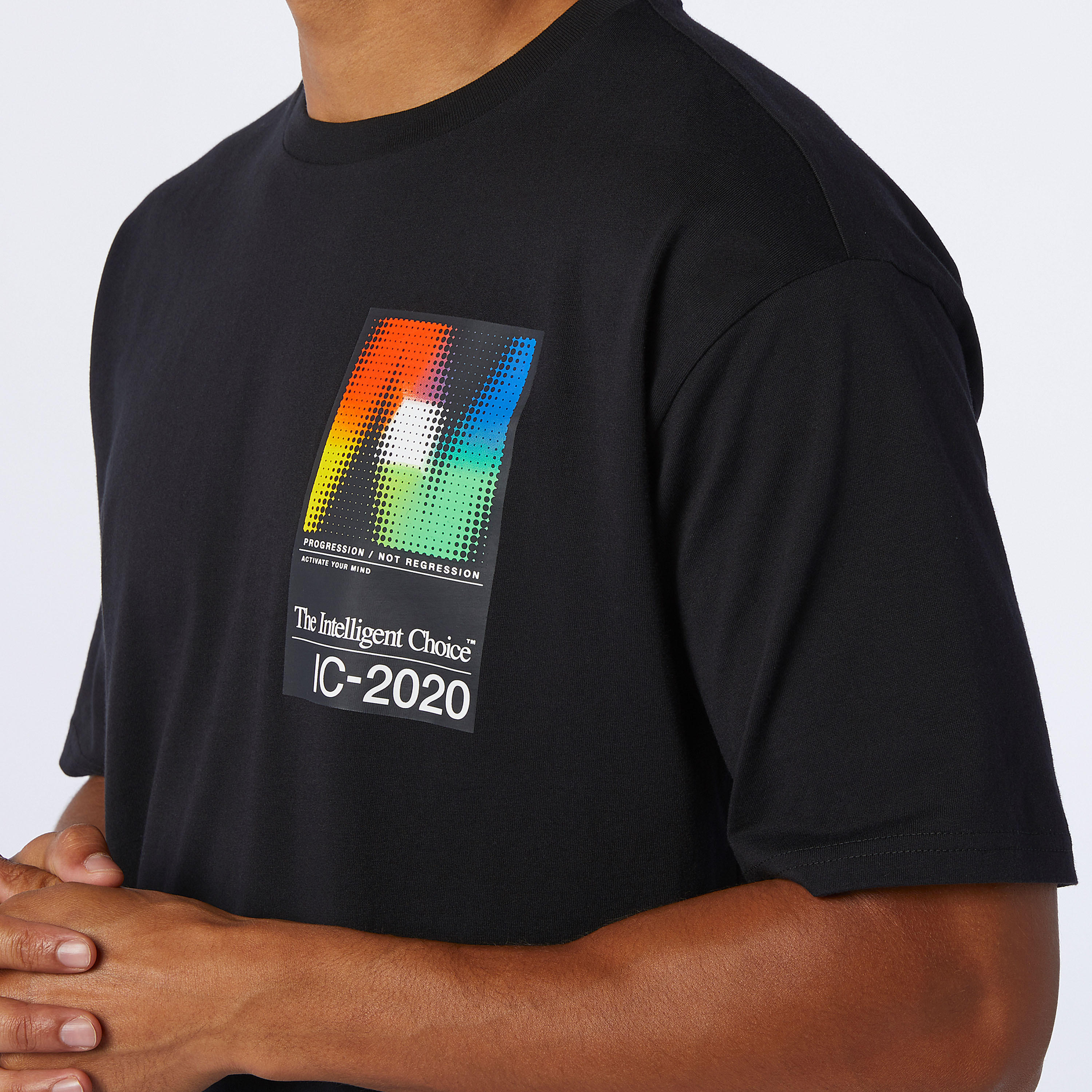 تيشيرت جيرسي بياقة ضيّقة وأكمام قصيرة وطبعات من نيو بالانس اوبتيك-men-clothing-sportswearandactivewear-tshirtsandpolos-image-4
