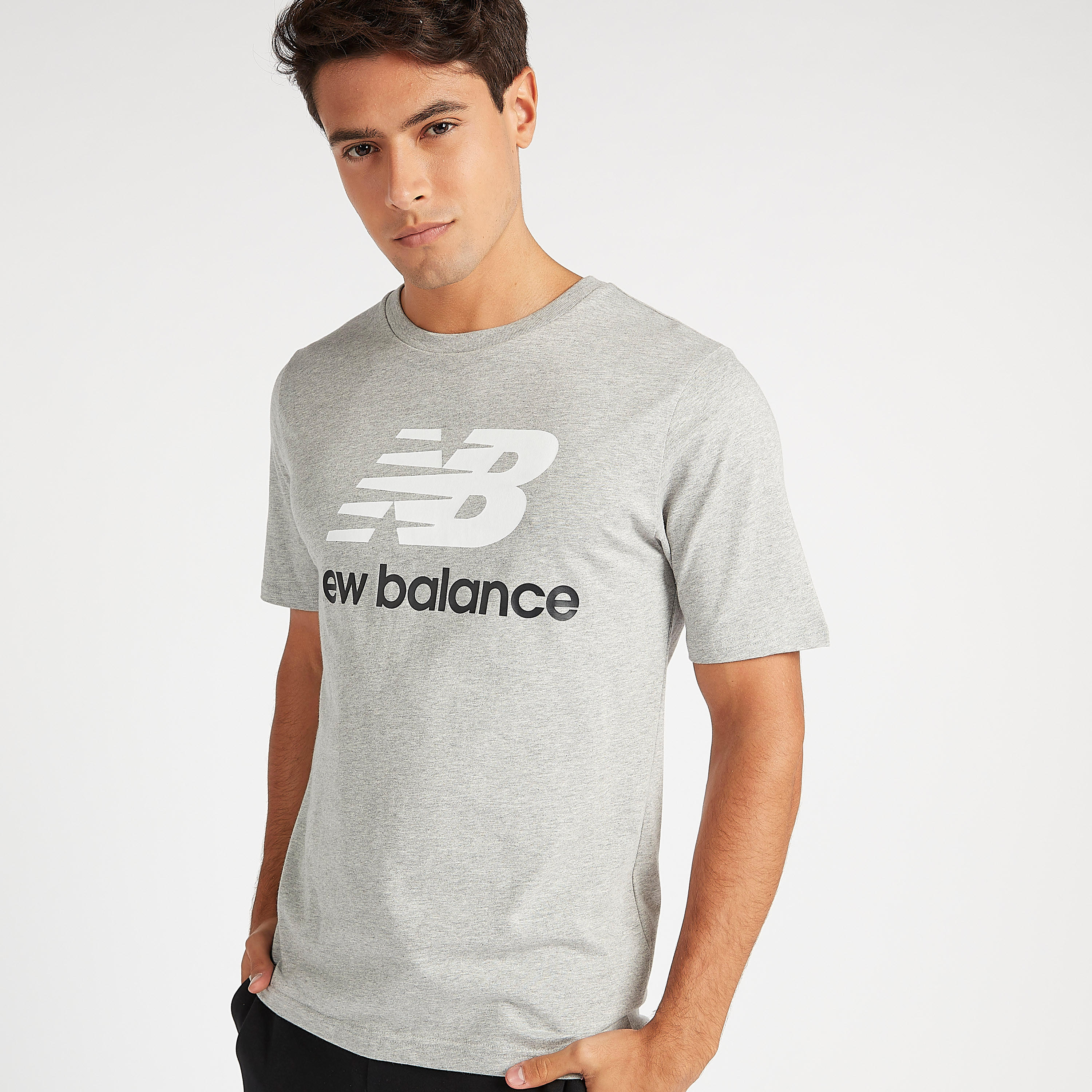 تيشيرت بأكمام قصيرة وطبعات الشعار من نيو بالانس إسينشيالز-men-clothing-sportswearandactivewear-tshirtsandpolos-image-1