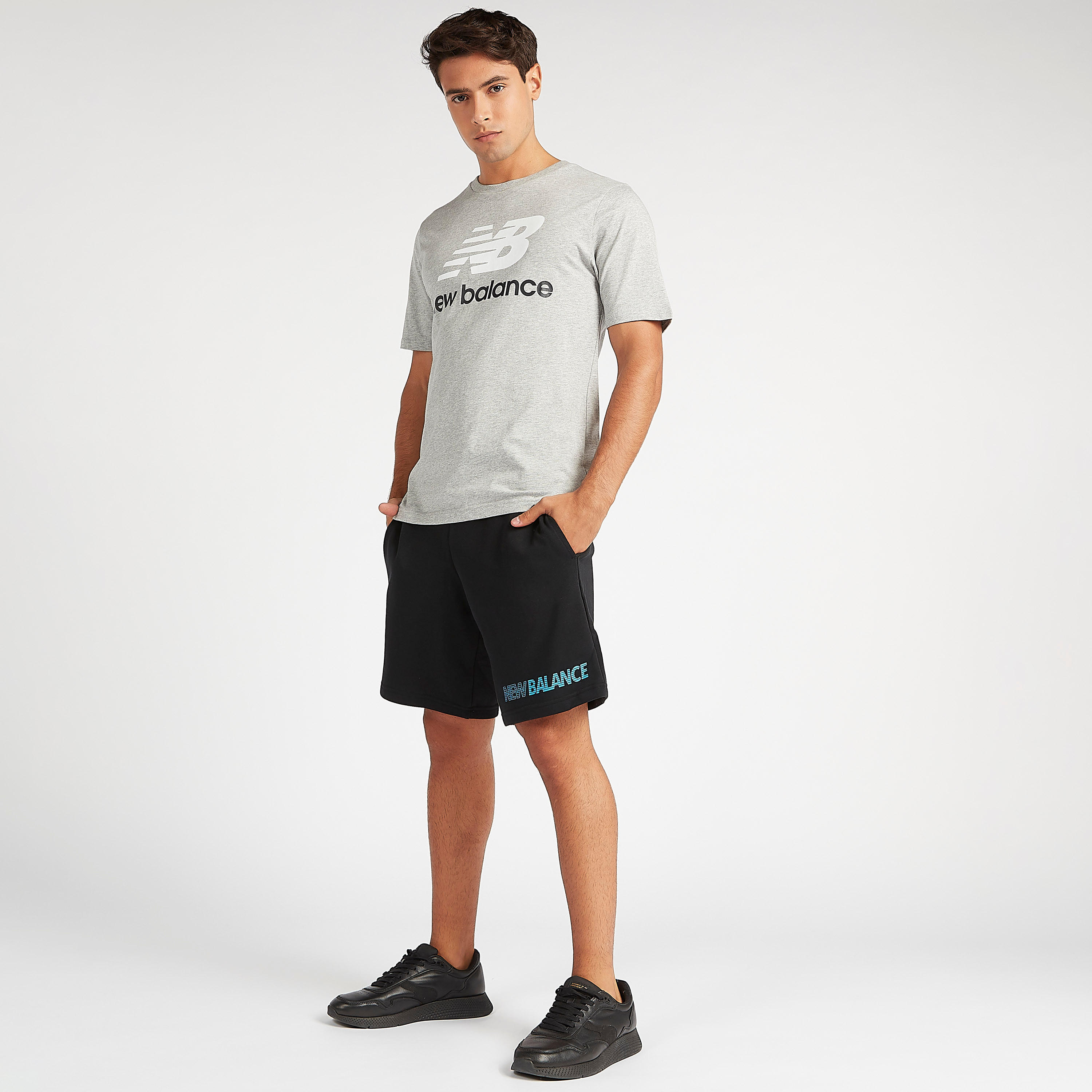 تيشيرت بأكمام قصيرة وطبعات الشعار من نيو بالانس إسينشيالز-men-clothing-sportswearandactivewear-tshirtsandpolos-image-2