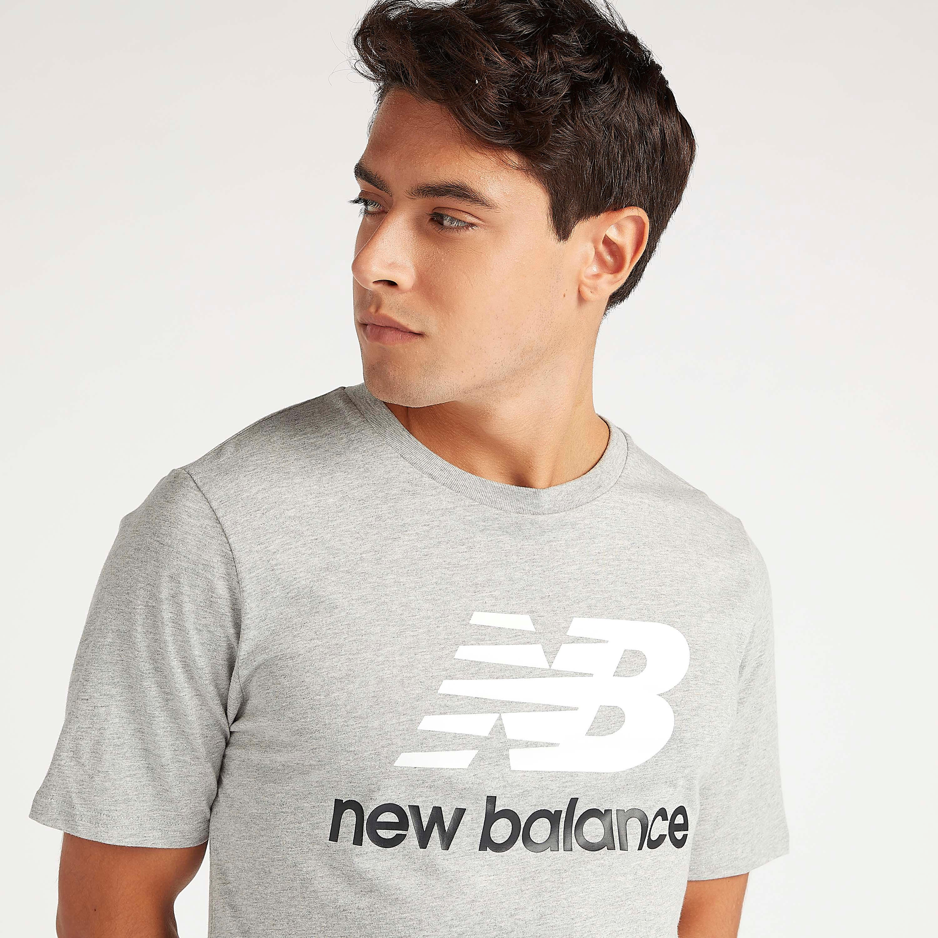 تيشيرت بأكمام قصيرة وطبعات الشعار من نيو بالانس إسينشيالز-men-clothing-sportswearandactivewear-tshirtsandpolos-image-3