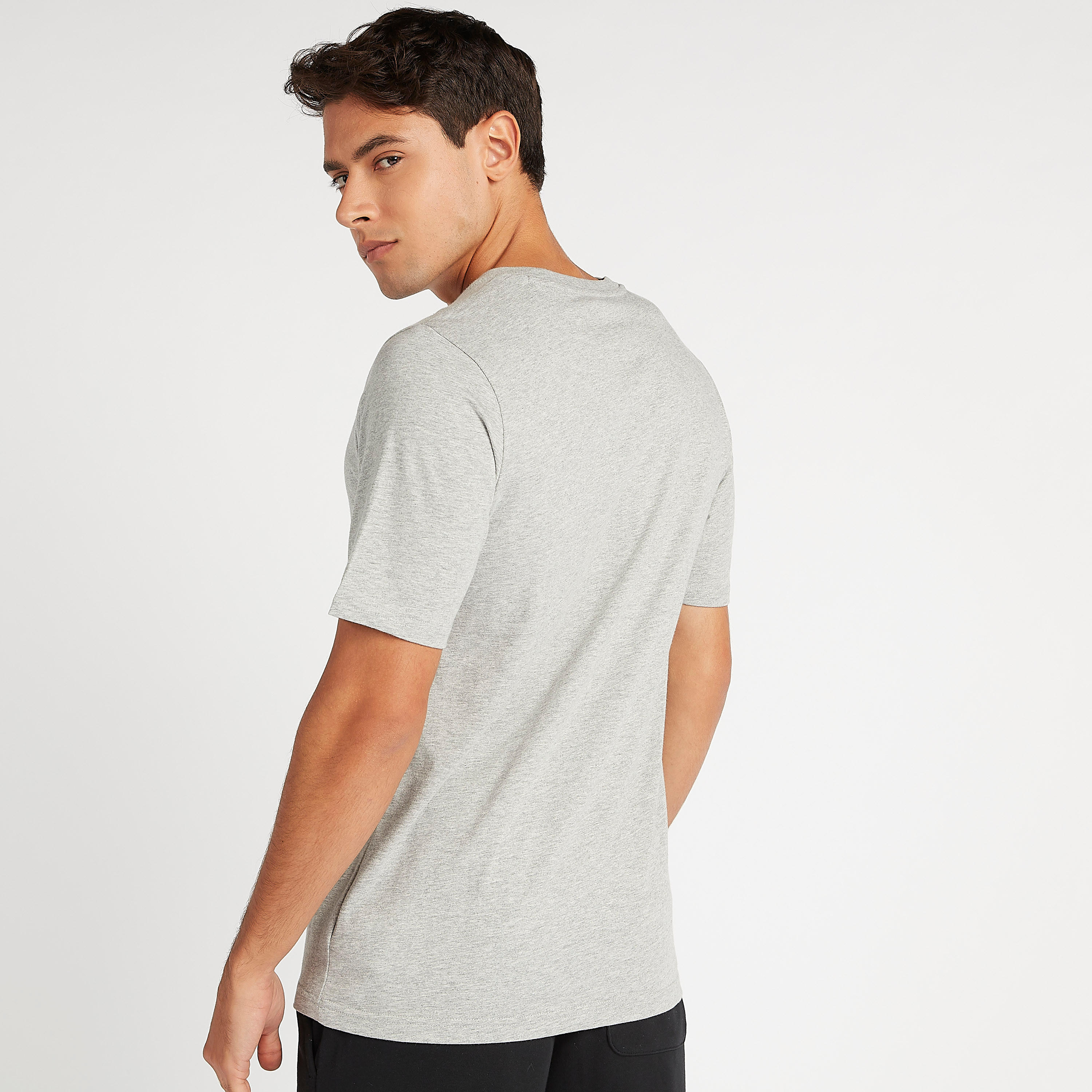 تيشيرت بأكمام قصيرة وطبعات الشعار من نيو بالانس إسينشيالز-men-clothing-sportswearandactivewear-tshirtsandpolos-image-4