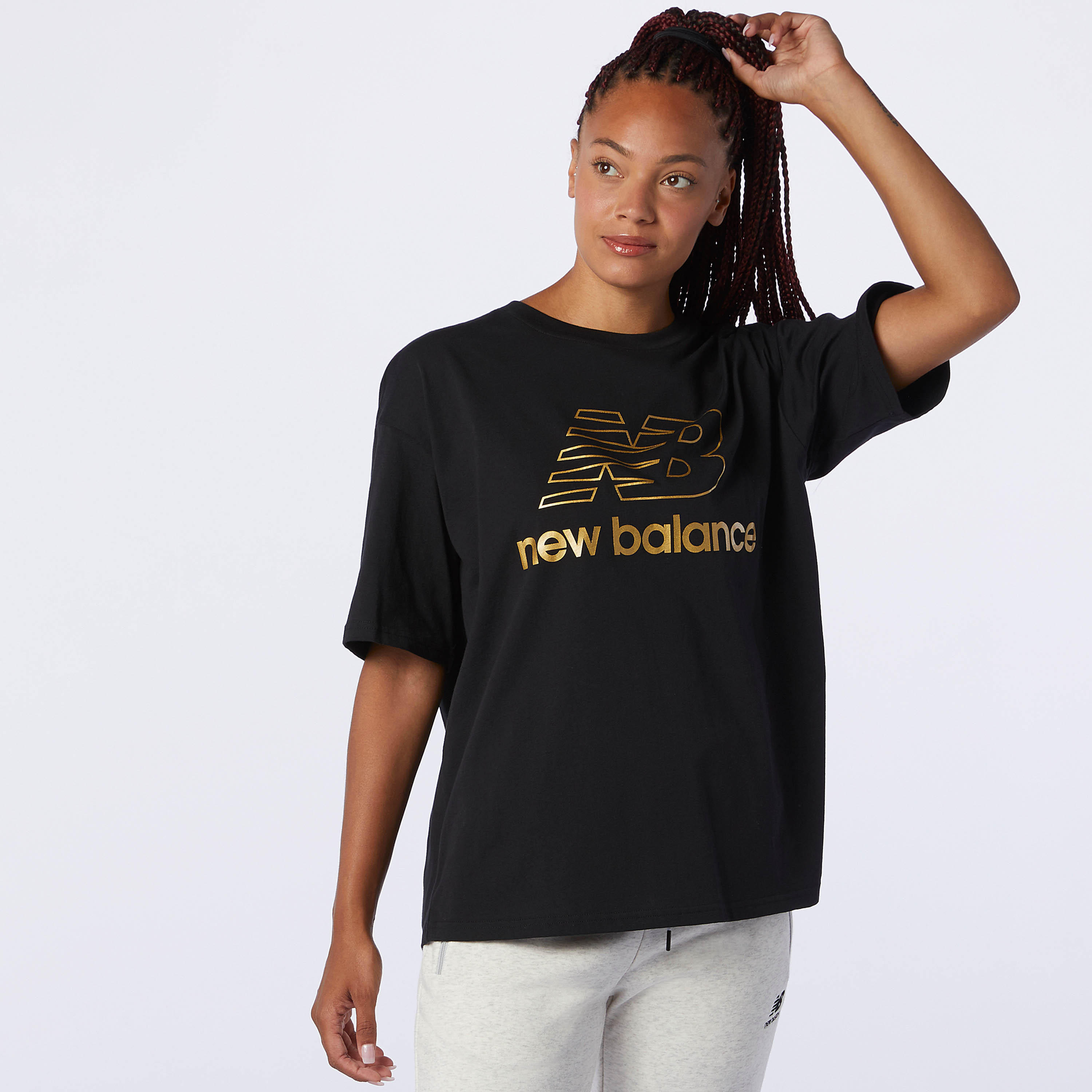 تيشيرت بأكمام قصيرة وياقة ضيّقة وطبعات من نيو بالانس-women-clothing-sportswearandactivewear-tshirtsandvests-image-1