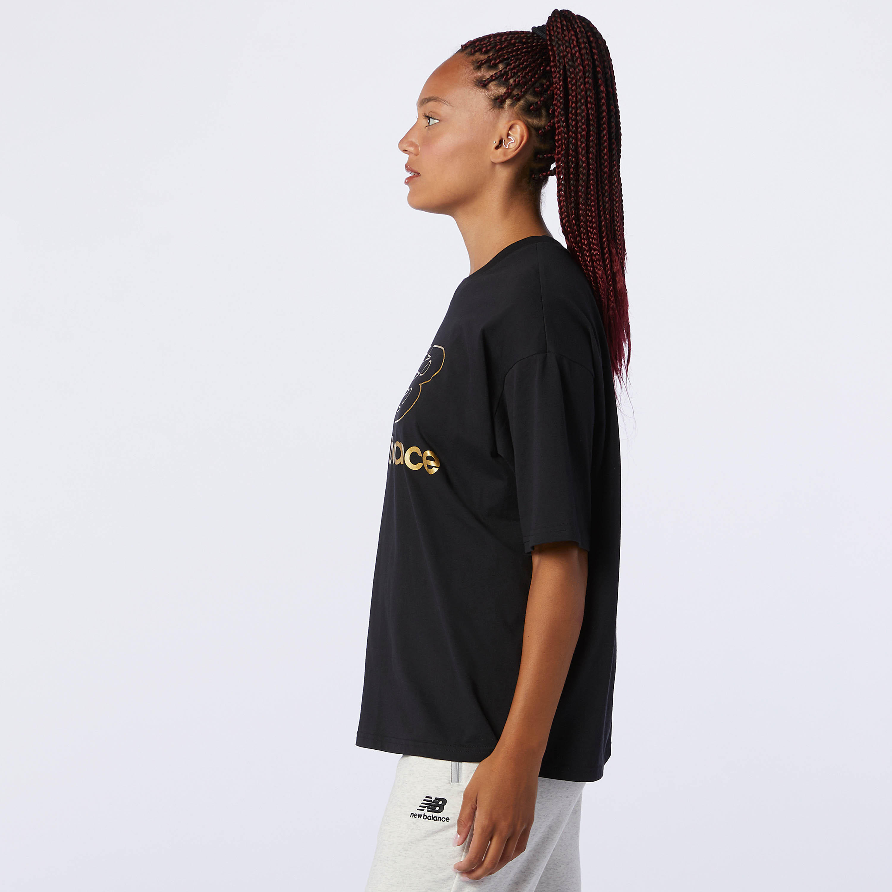 تيشيرت بأكمام قصيرة وياقة ضيّقة وطبعات من نيو بالانس-women-clothing-sportswearandactivewear-tshirtsandvests-image-2