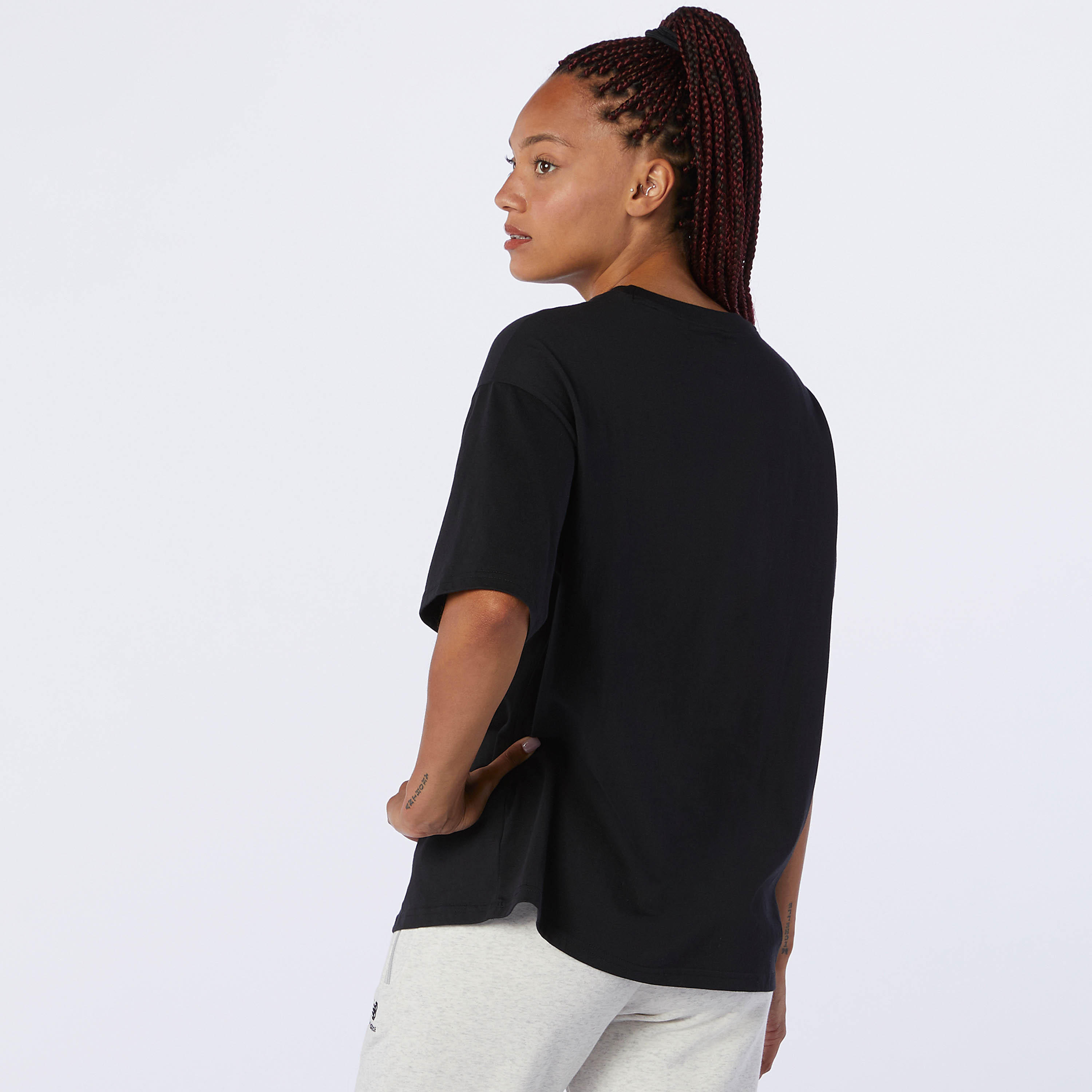 تيشيرت بأكمام قصيرة وياقة ضيّقة وطبعات من نيو بالانس-women-clothing-sportswearandactivewear-tshirtsandvests-image-3
