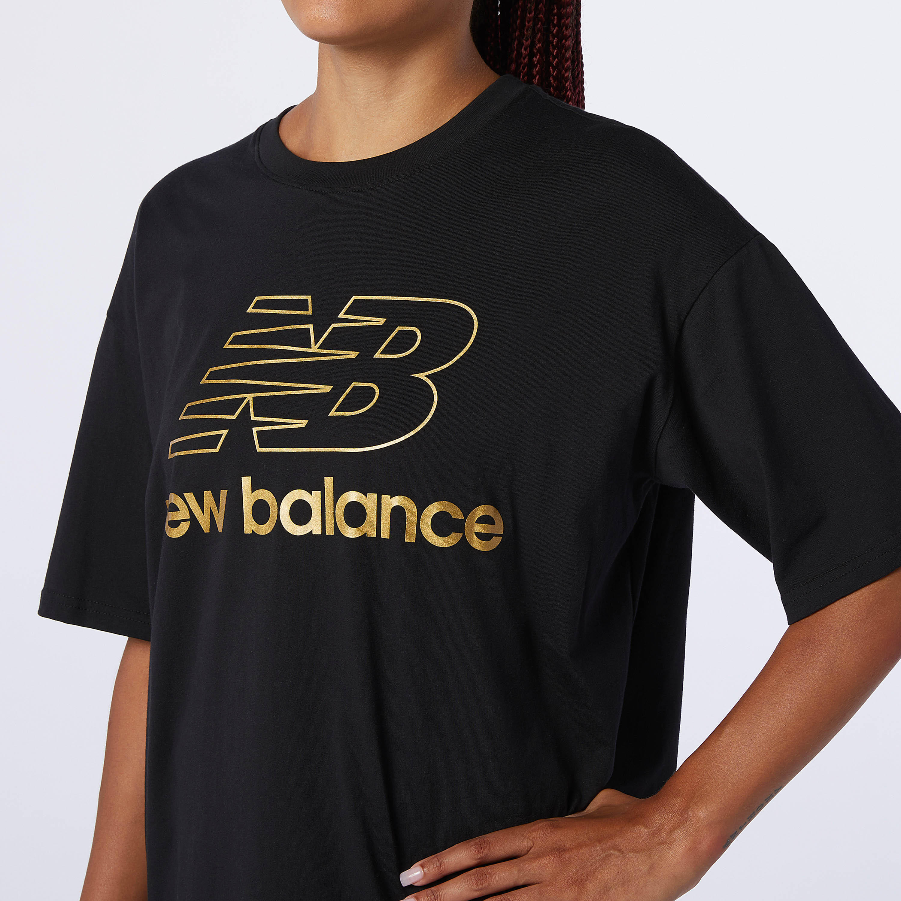 تيشيرت بأكمام قصيرة وياقة ضيّقة وطبعات من نيو بالانس-women-clothing-sportswearandactivewear-tshirtsandvests-image-4