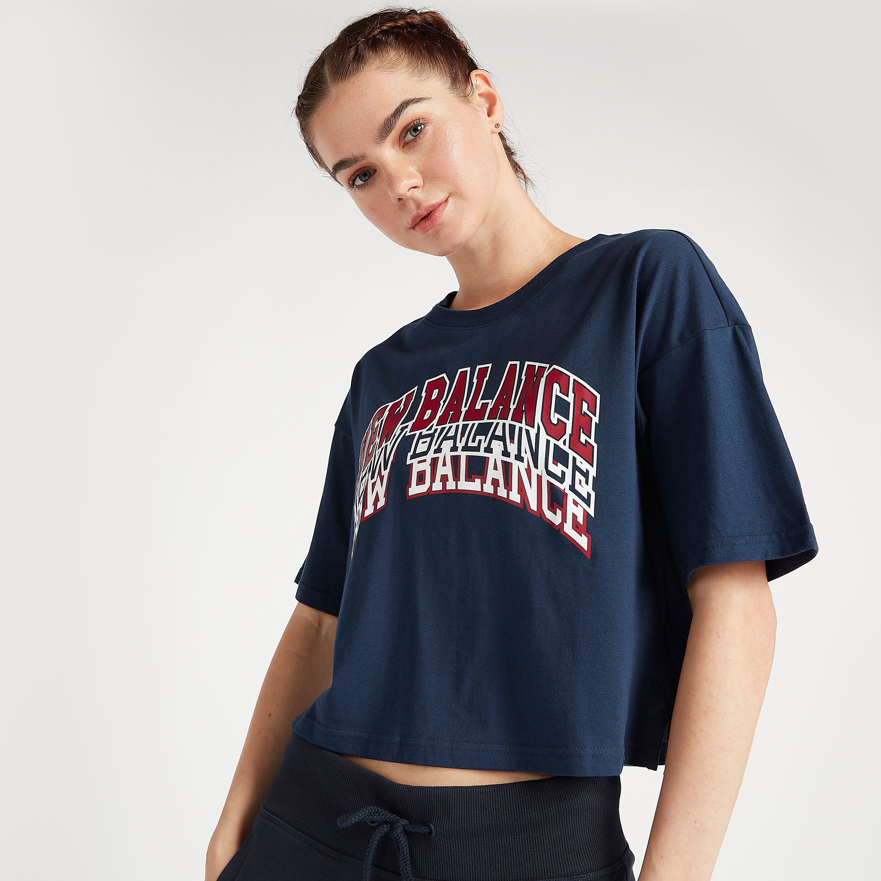 تيشيرت بأكمام قصيرة و طبعات أثليتيك فارسيتي من نيو بالانس-women-clothing-sportswearandactivewear-tshirtsandvests-image-1