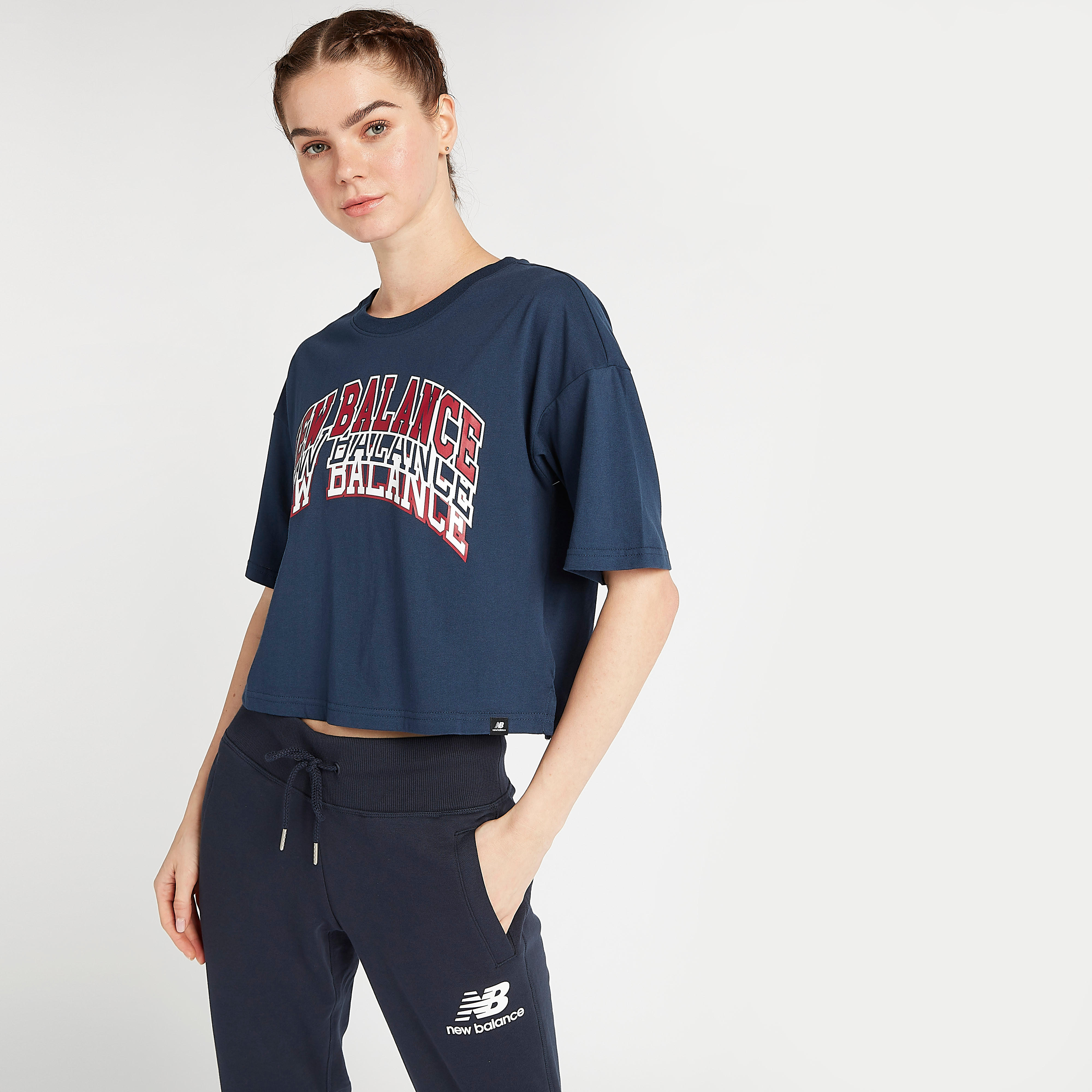تيشيرت بأكمام قصيرة و طبعات أثليتيك فارسيتي من نيو بالانس-women-clothing-sportswearandactivewear-tshirtsandvests-image-4