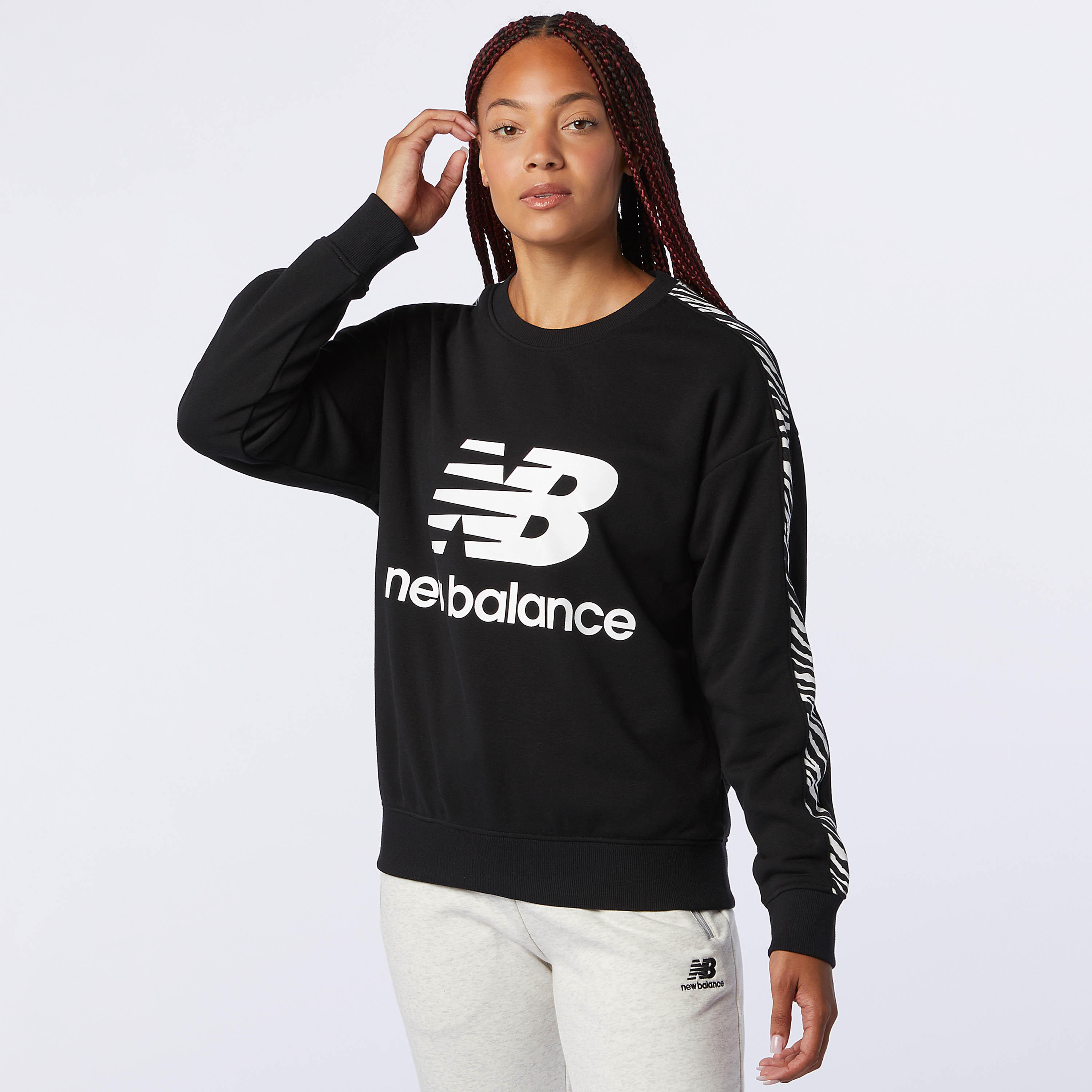 سويت شيرت بطبعات حيوانات وياقة ضيقة من نيو بالانس آثليتيكس-women-winterwear-hoodiesandsweatshirts-sweatshirts-image-1