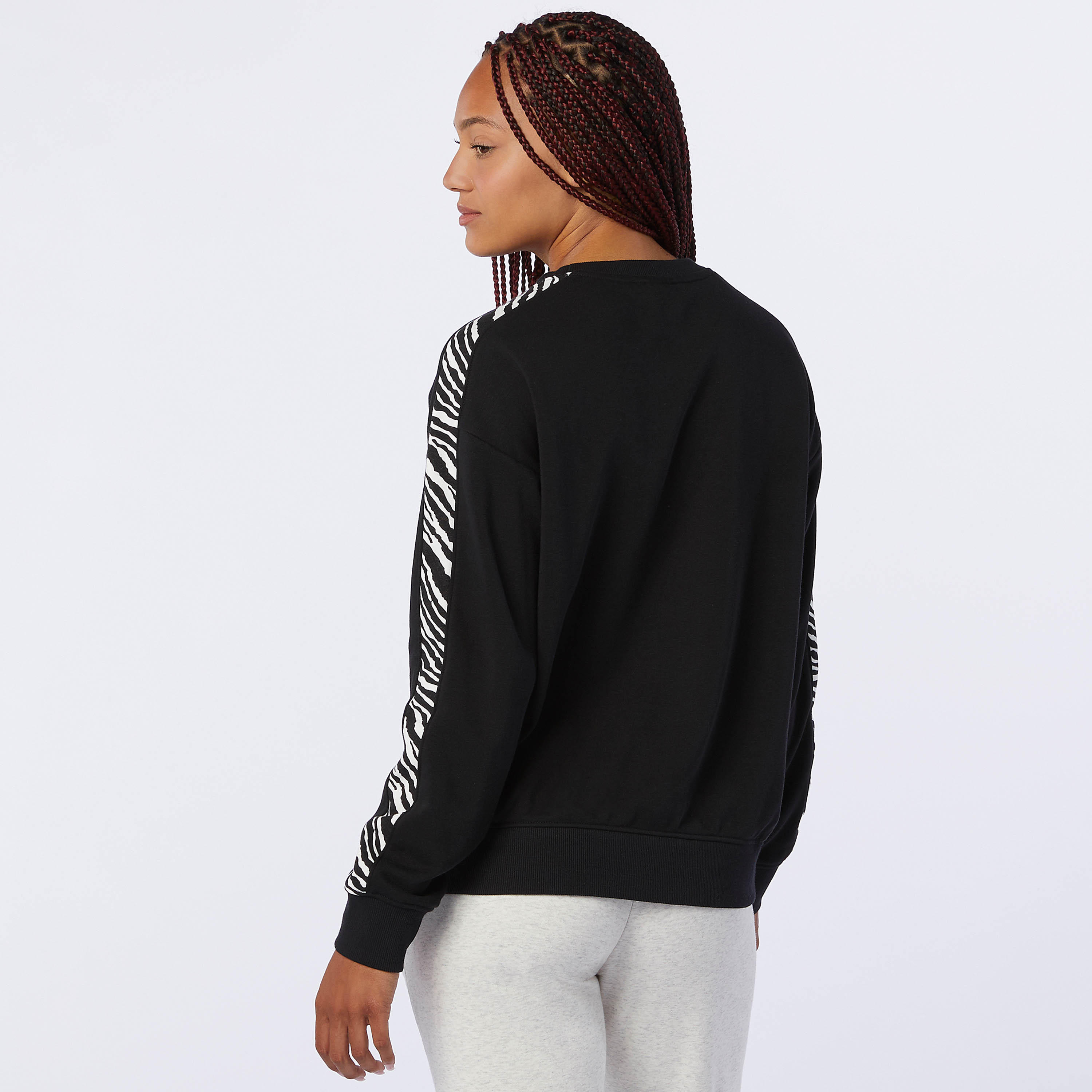 سويت شيرت بطبعات حيوانات وياقة ضيقة من نيو بالانس آثليتيكس-women-winterwear-hoodiesandsweatshirts-sweatshirts-image-3