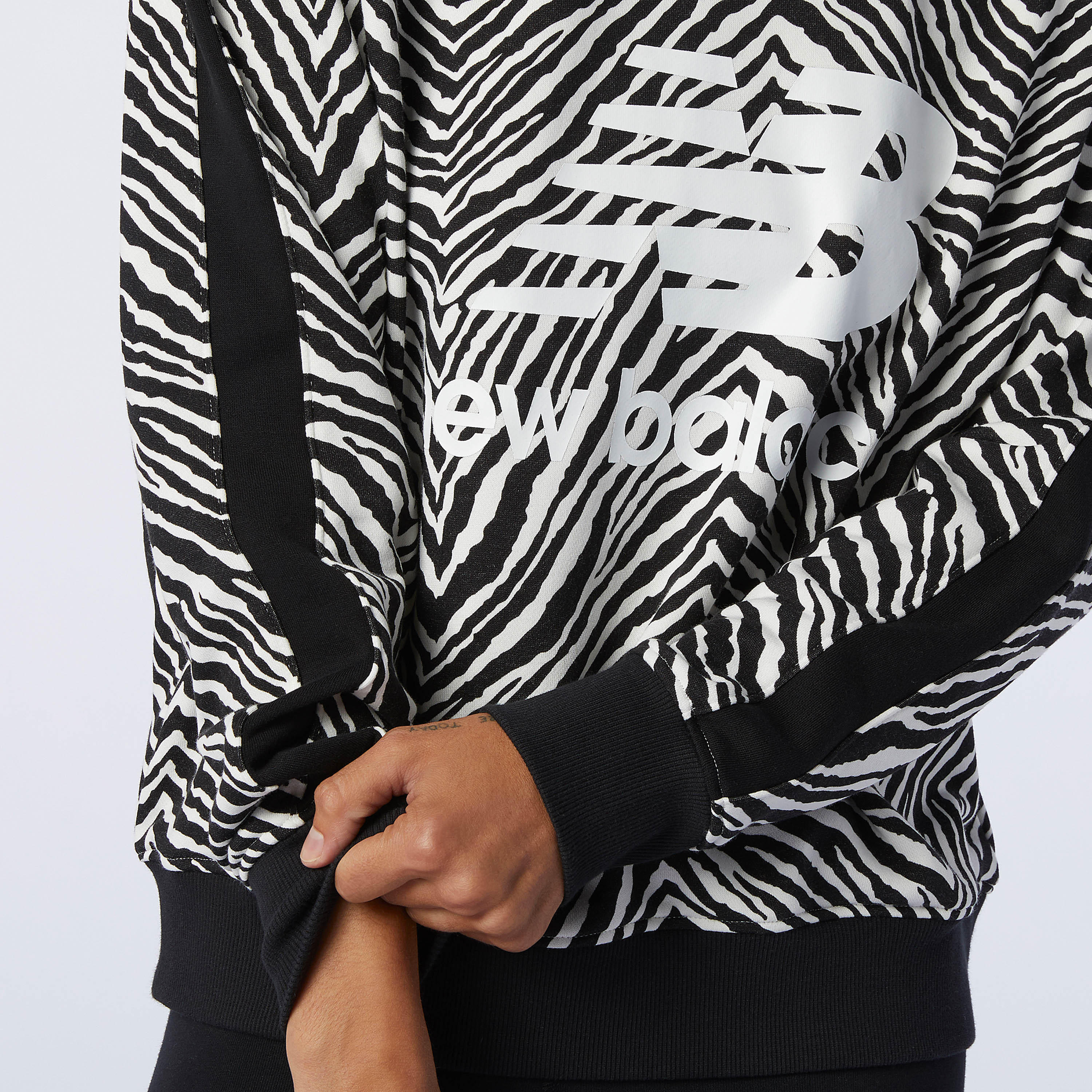 سويت شيرت بطبعات حيوانات من نيو بالانس آثليتيكس-women-winterwear-hoodiesandsweatshirts-sweatshirts-image-4