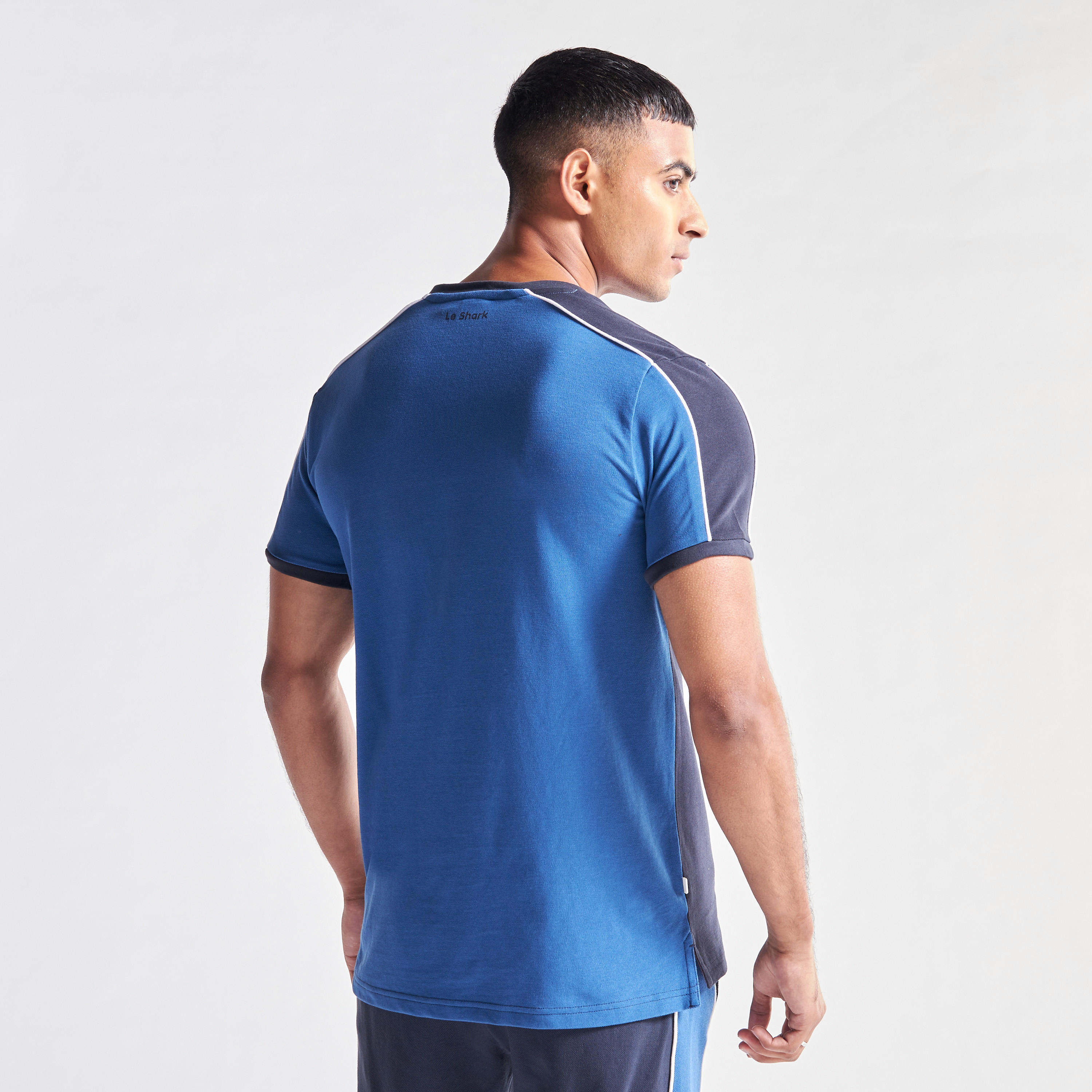 تيشيرت بياقة ضيّقة من لي شارك-men-clothing-tshirtsandpolos-tshirts-image-2