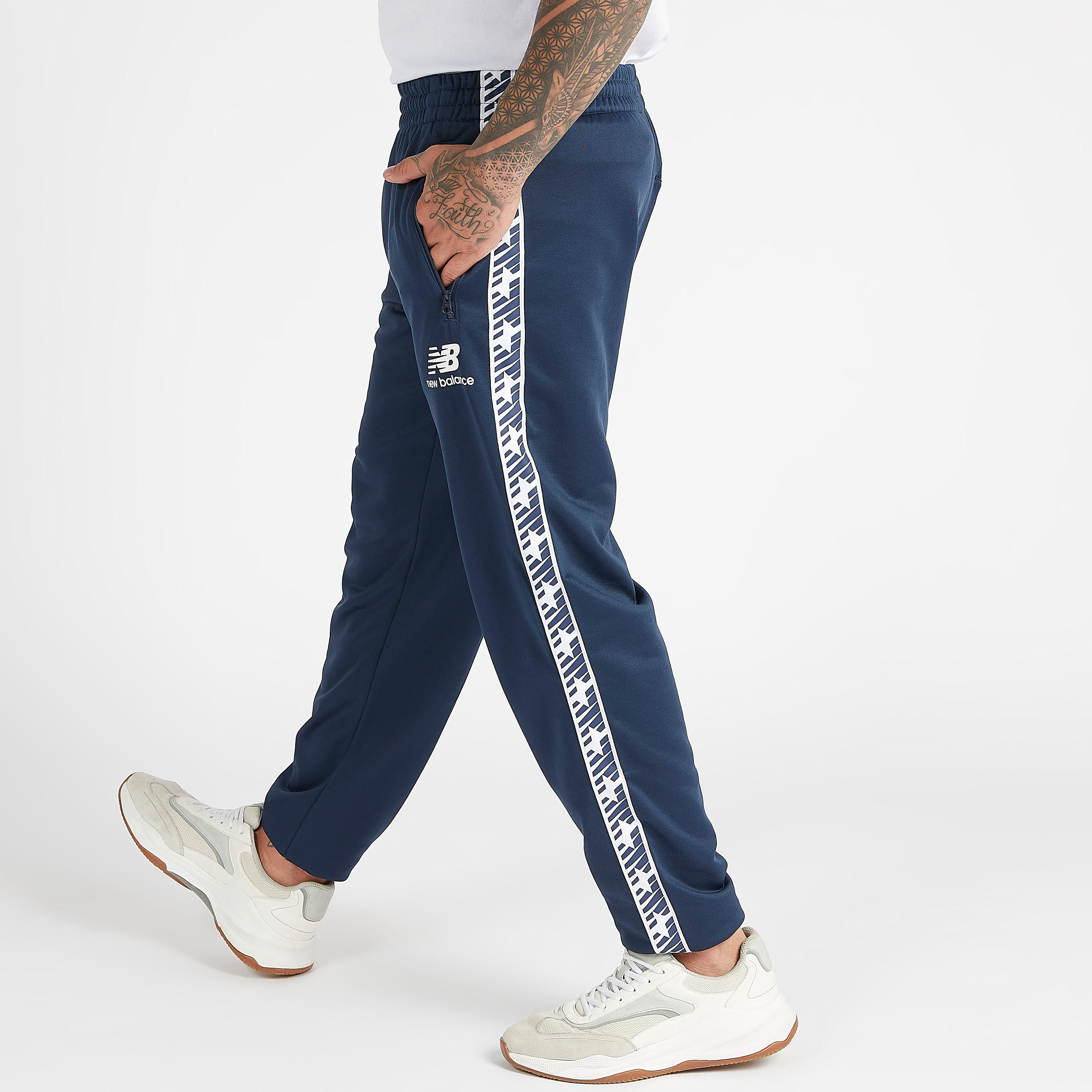 بنطلون رياضي بجيوب وتفاصيل شريطة جانبيّة من نيو بالانس إيسانشلز-men-clothing-sportswearandactivewear-tracksuits-image-1