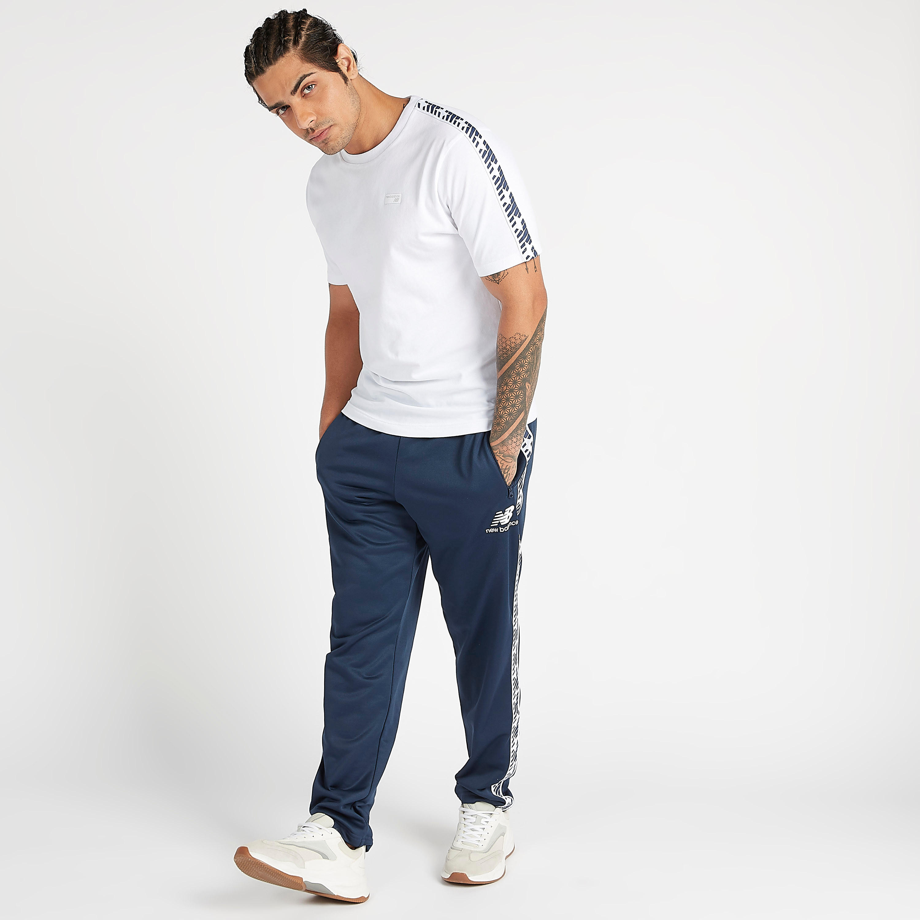بنطلون رياضي بجيوب وتفاصيل شريطة جانبيّة من نيو بالانس إيسانشلز-men-clothing-sportswearandactivewear-tracksuits-image-2