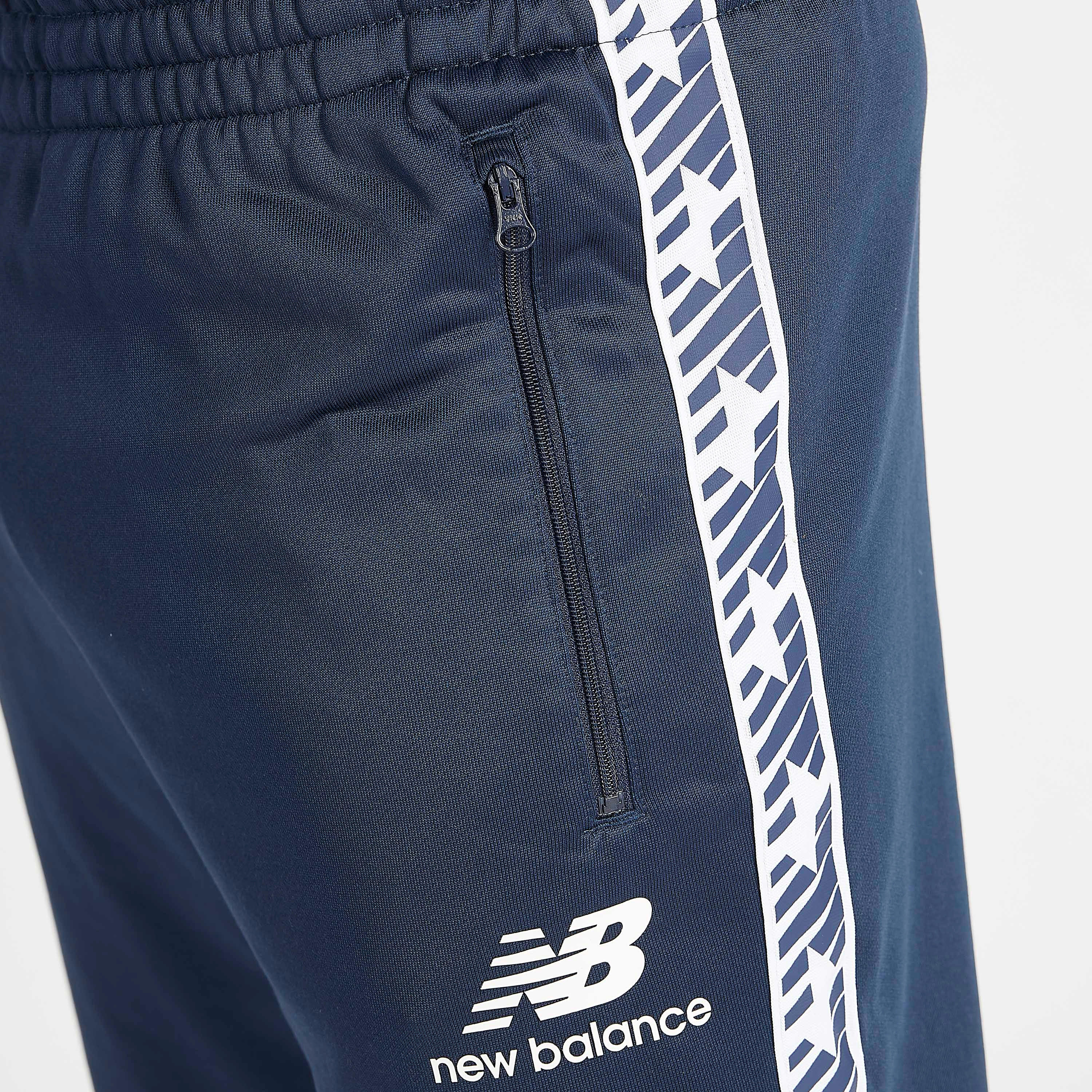 بنطلون رياضي بجيوب وتفاصيل شريطة جانبيّة من نيو بالانس إيسانشلز-men-clothing-sportswearandactivewear-tracksuits-image-3