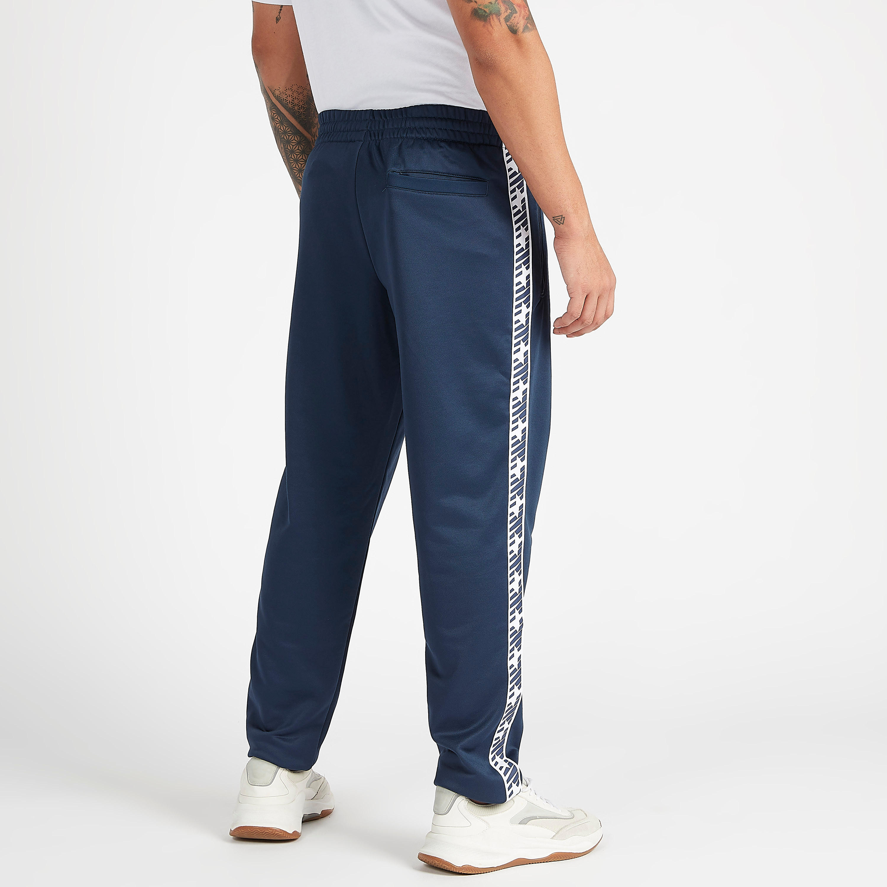 بنطلون رياضي بجيوب وتفاصيل شريطة جانبيّة من نيو بالانس إيسانشلز-men-clothing-sportswearandactivewear-tracksuits-image-4