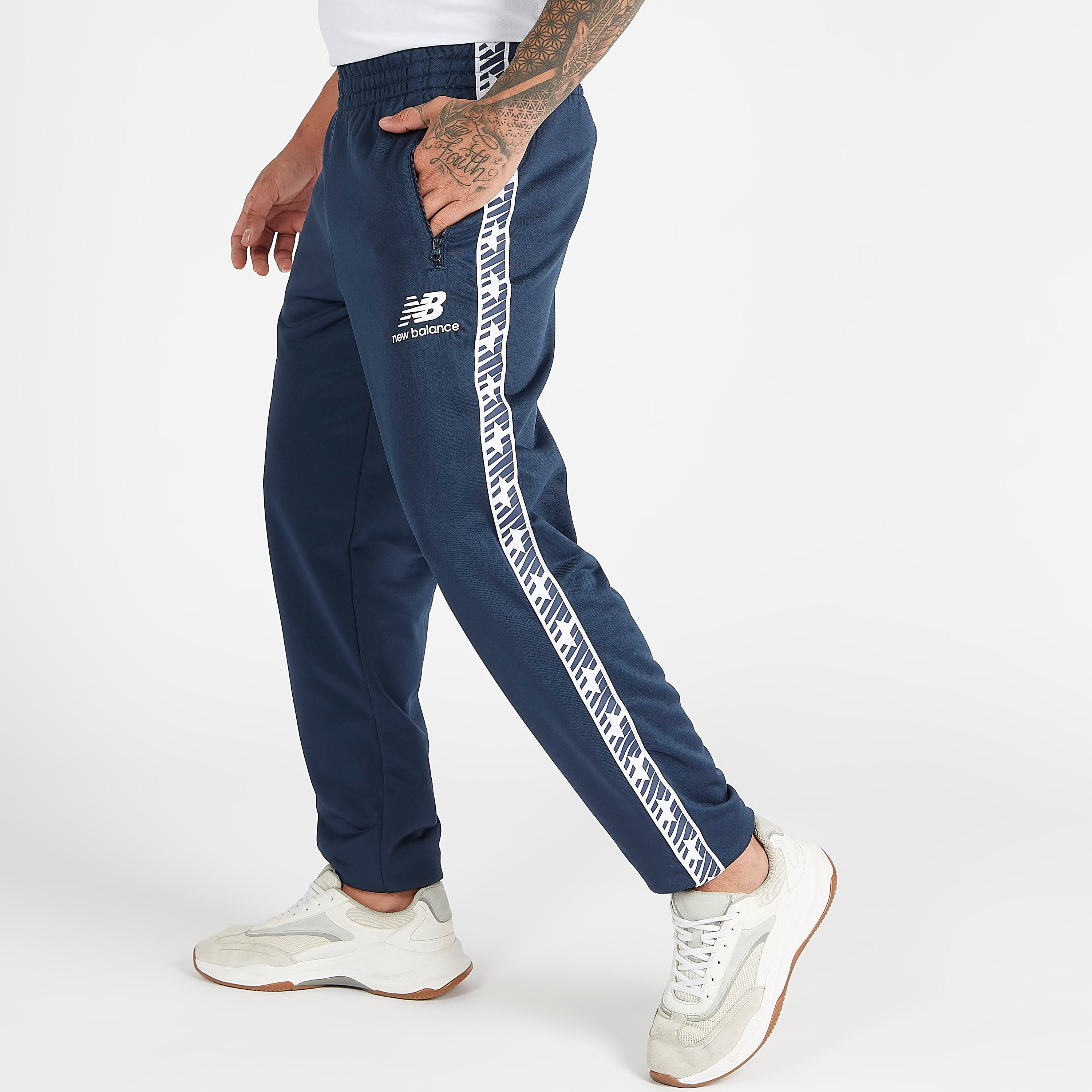 بنطلون رياضي بجيوب وتفاصيل شريطة جانبيّة من نيو بالانس إيسانشلز-men-clothing-sportswearandactivewear-tracksuits-image-5