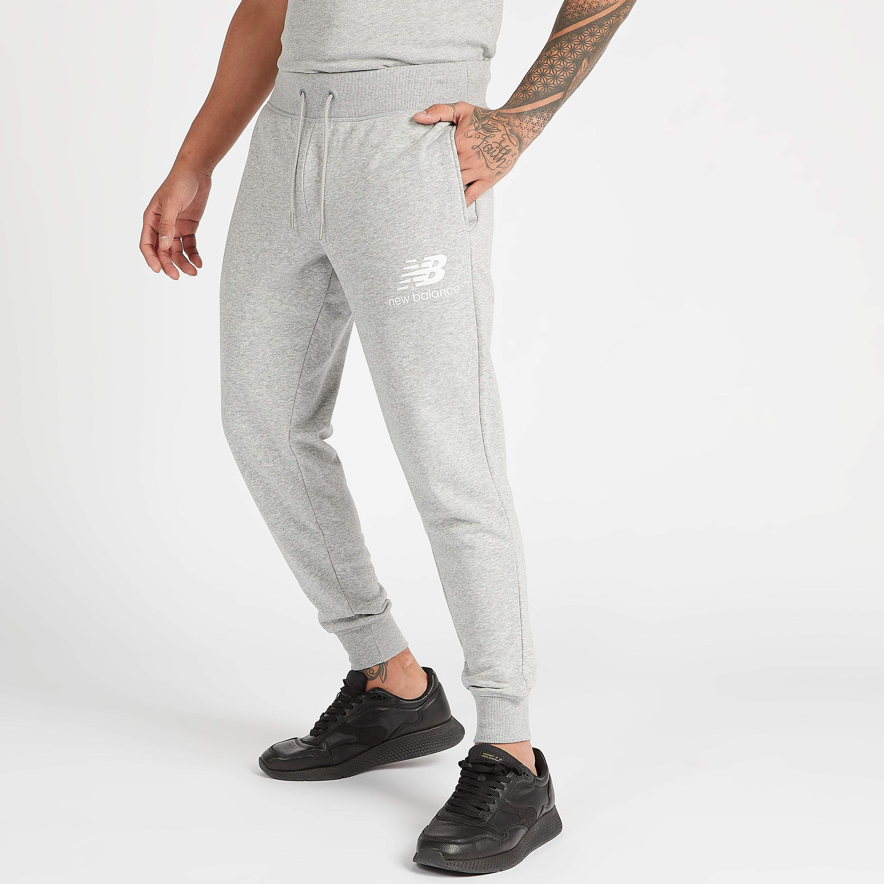بنطلون رياضي بطبعات شعار ستاكد سادة من نيو بالانس إيسانشلز-men-clothing-sportswearandactivewear-tracksuits-image-4