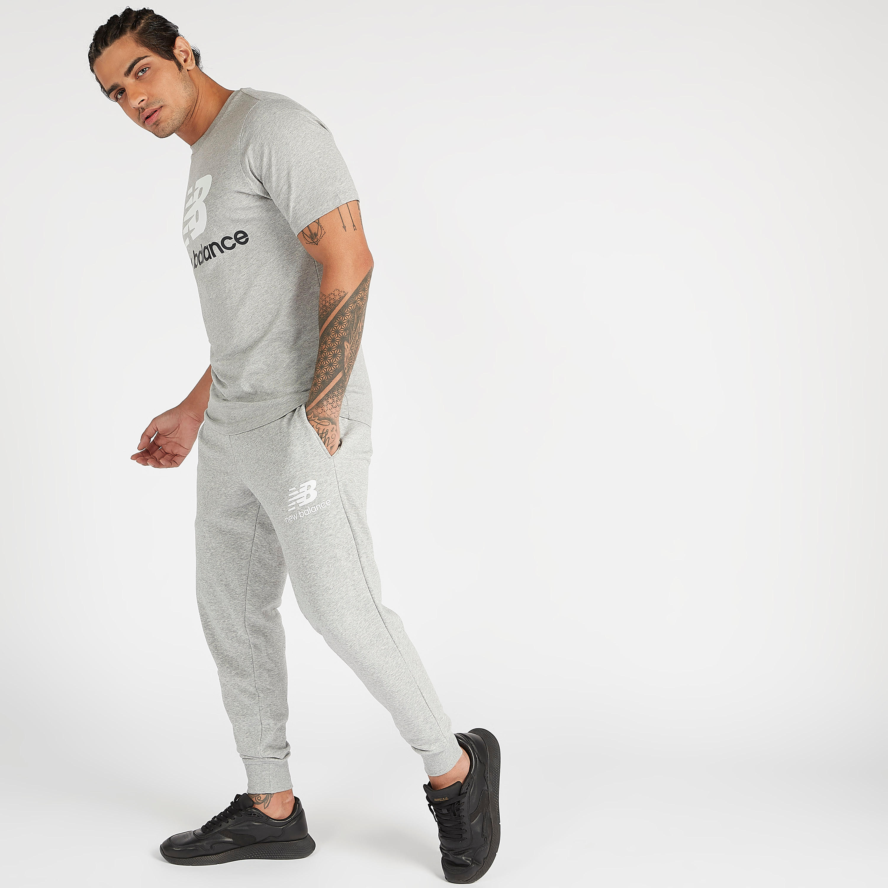 بنطلون رياضي بطبعات شعار ستاكد سادة من نيو بالانس إيسانشلز-men-clothing-sportswearandactivewear-tracksuits-image-3