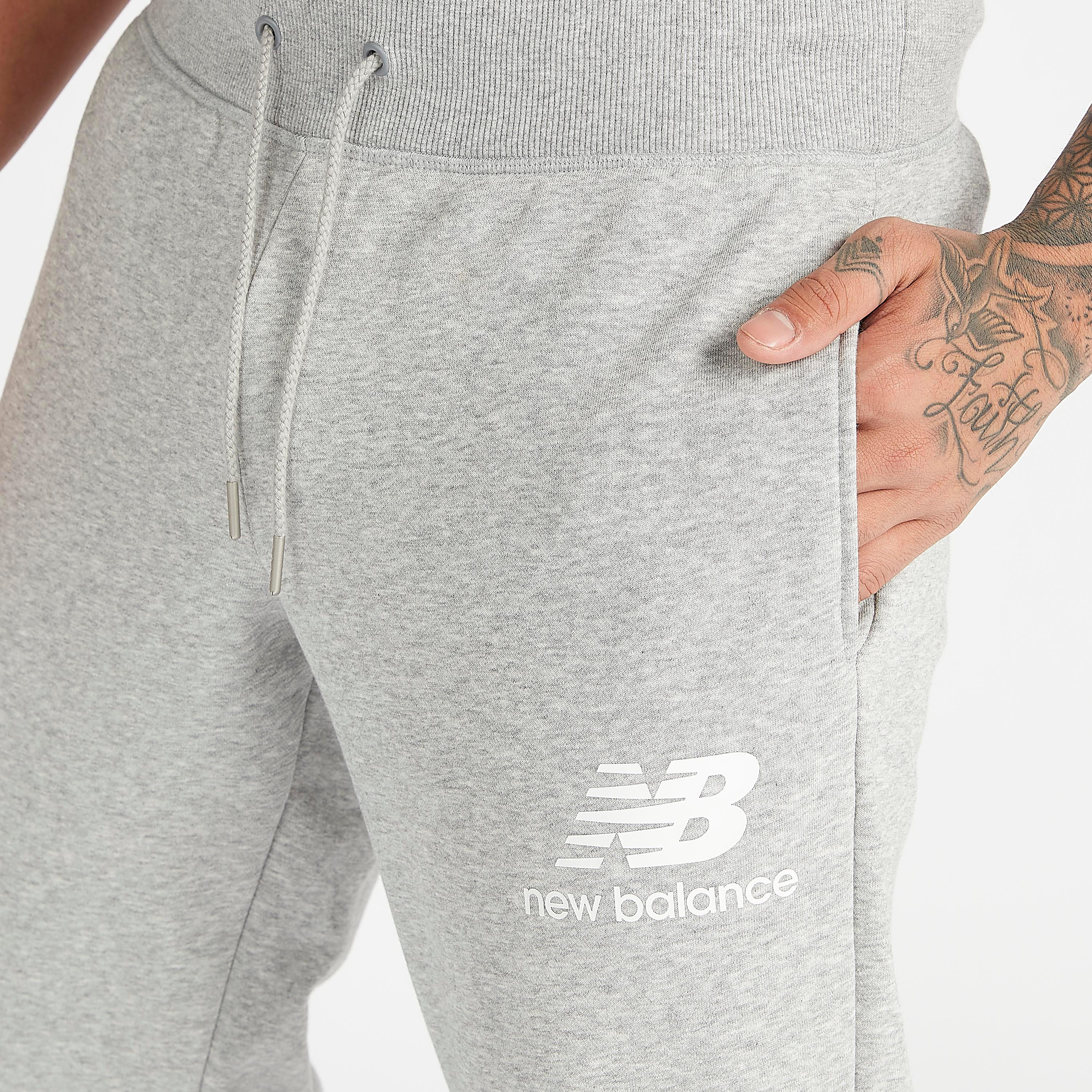 بنطلون رياضي بطبعات شعار ستاكد سادة من نيو بالانس إيسانشلز-men-clothing-sportswearandactivewear-tracksuits-image-2
