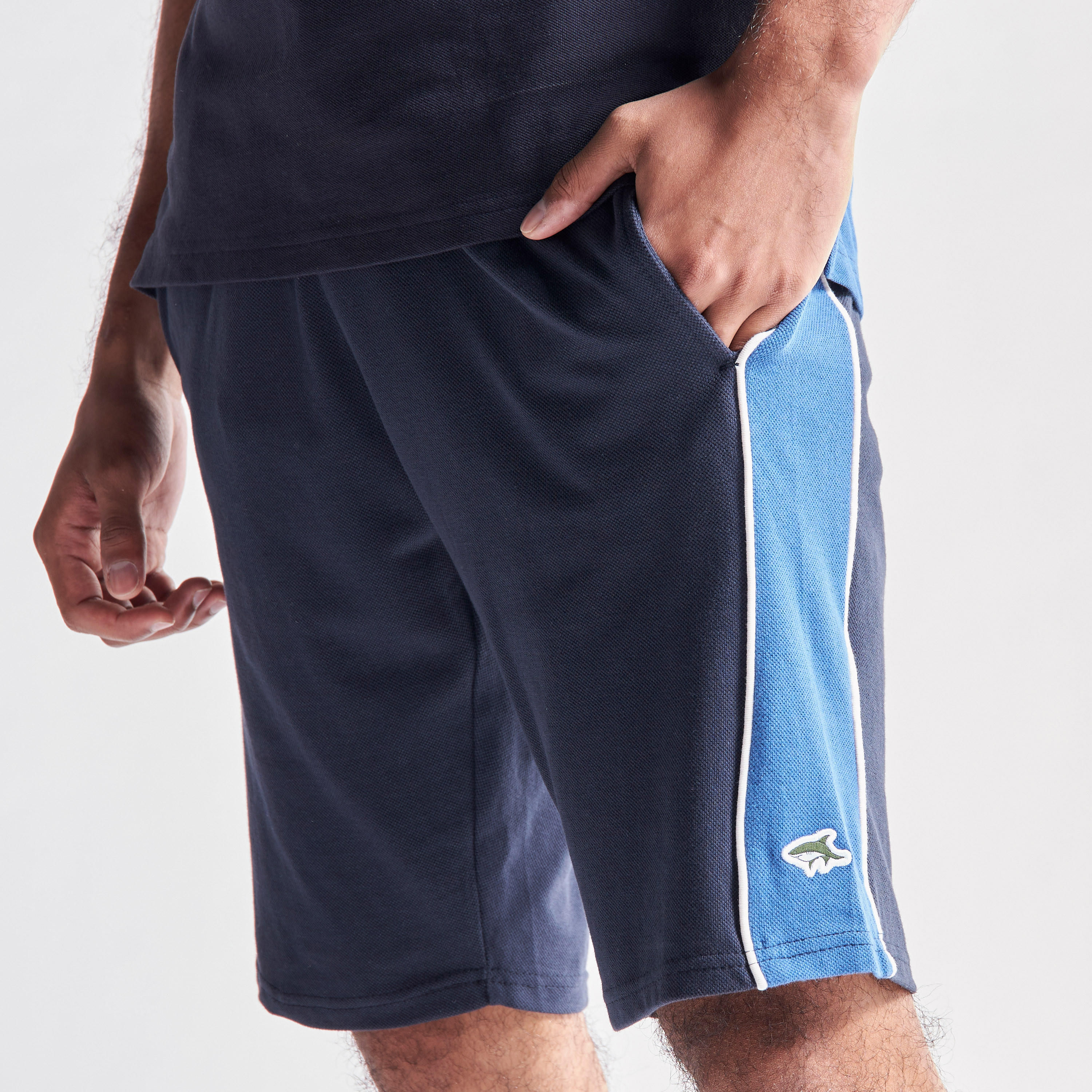 شورت بخصر مطاطي وجيوب من لي شارك-men-clothing-bottoms-shorts-image-1