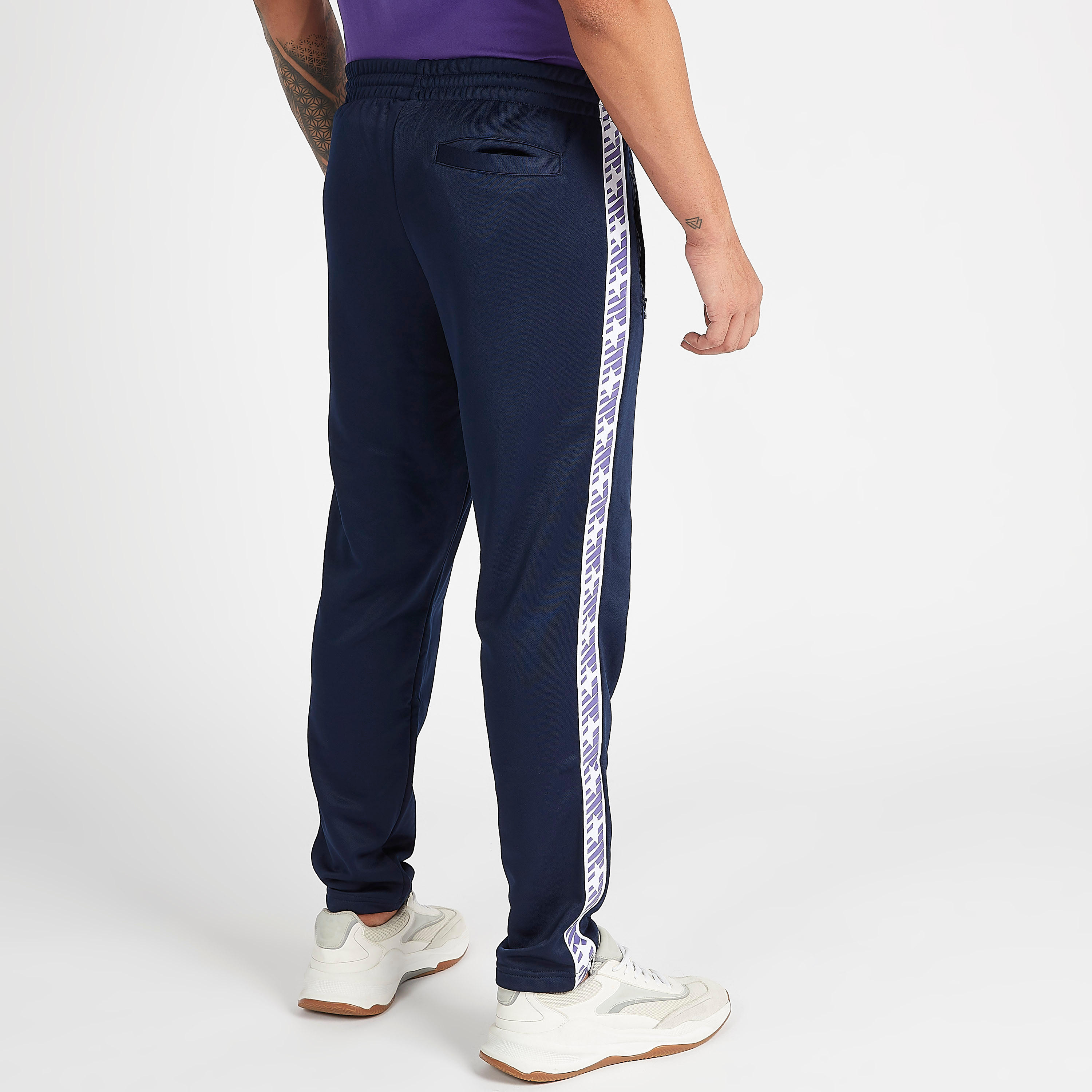 بنطلون رياضي بتفاصيل شريطة كلاسيك آثليتيكس من نيو بالانس-men-clothing-sportswearandactivewear-tracksuits-image-4