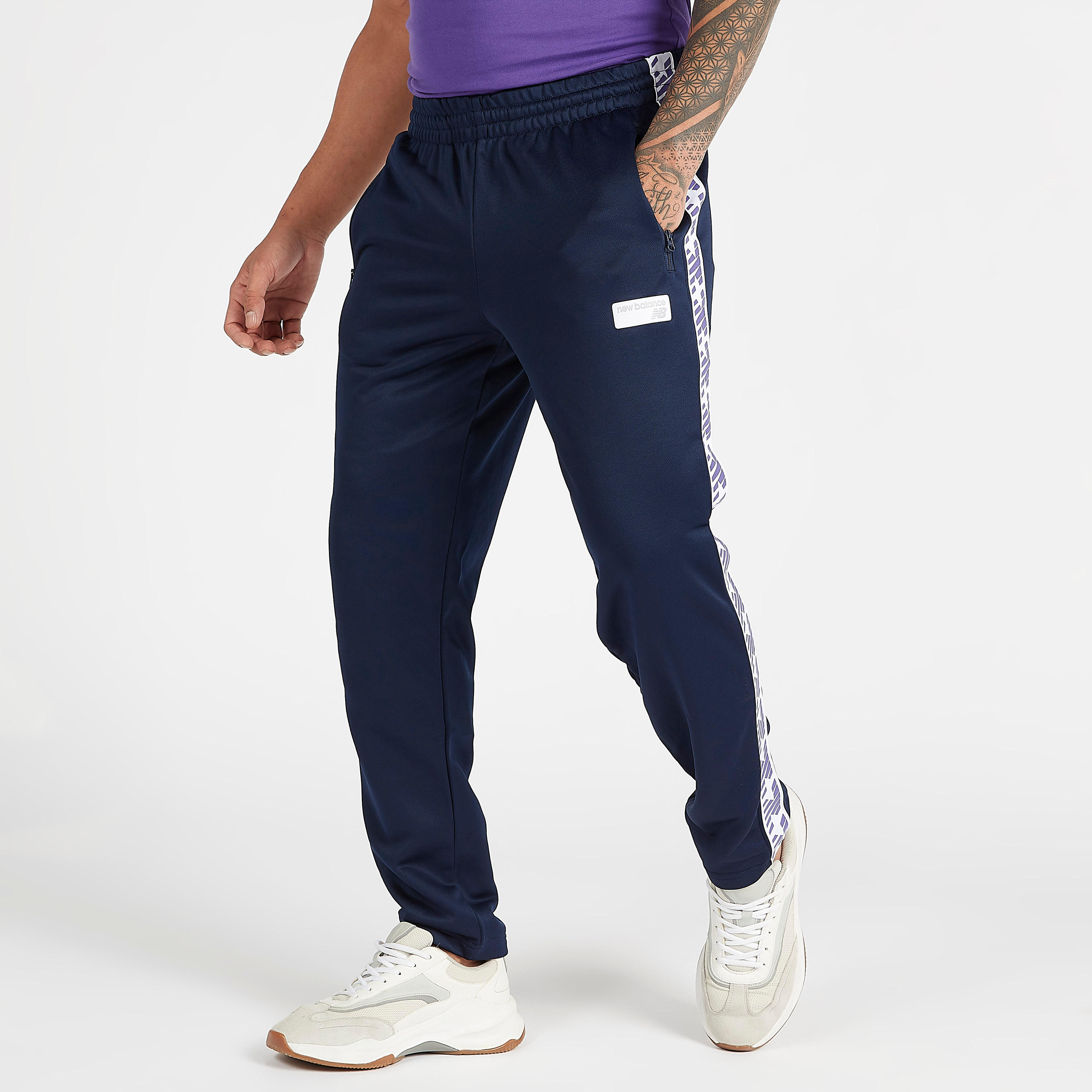بنطلون رياضي بتفاصيل شريطة كلاسيك آثليتيكس من نيو بالانس-men-clothing-sportswearandactivewear-tracksuits-image-5