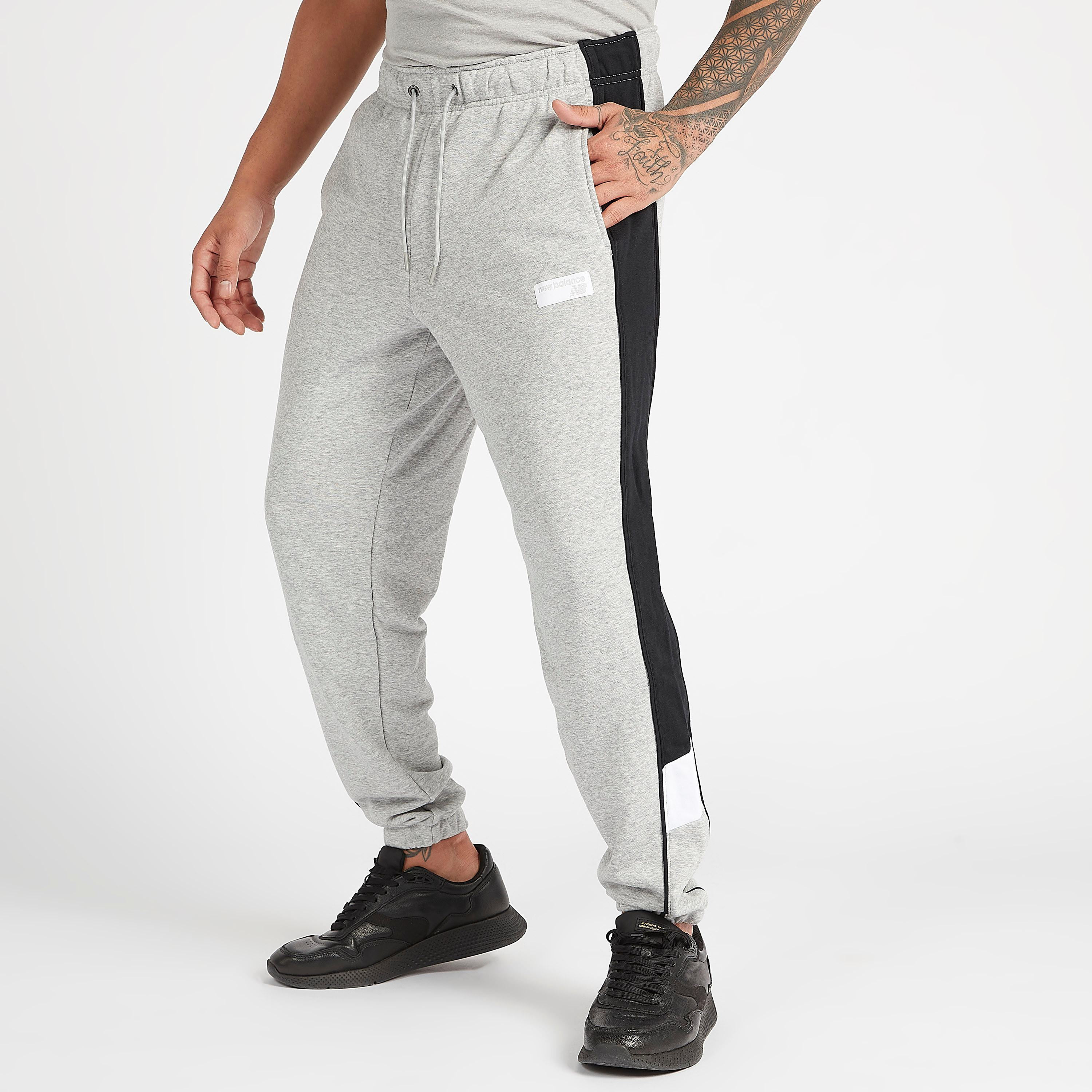 بنطلون رياضي أثليتيكس كلاسيك بتفاصيل لوح من نيو بالانس-men-clothing-sportswearandactivewear-tracksuits-image-1