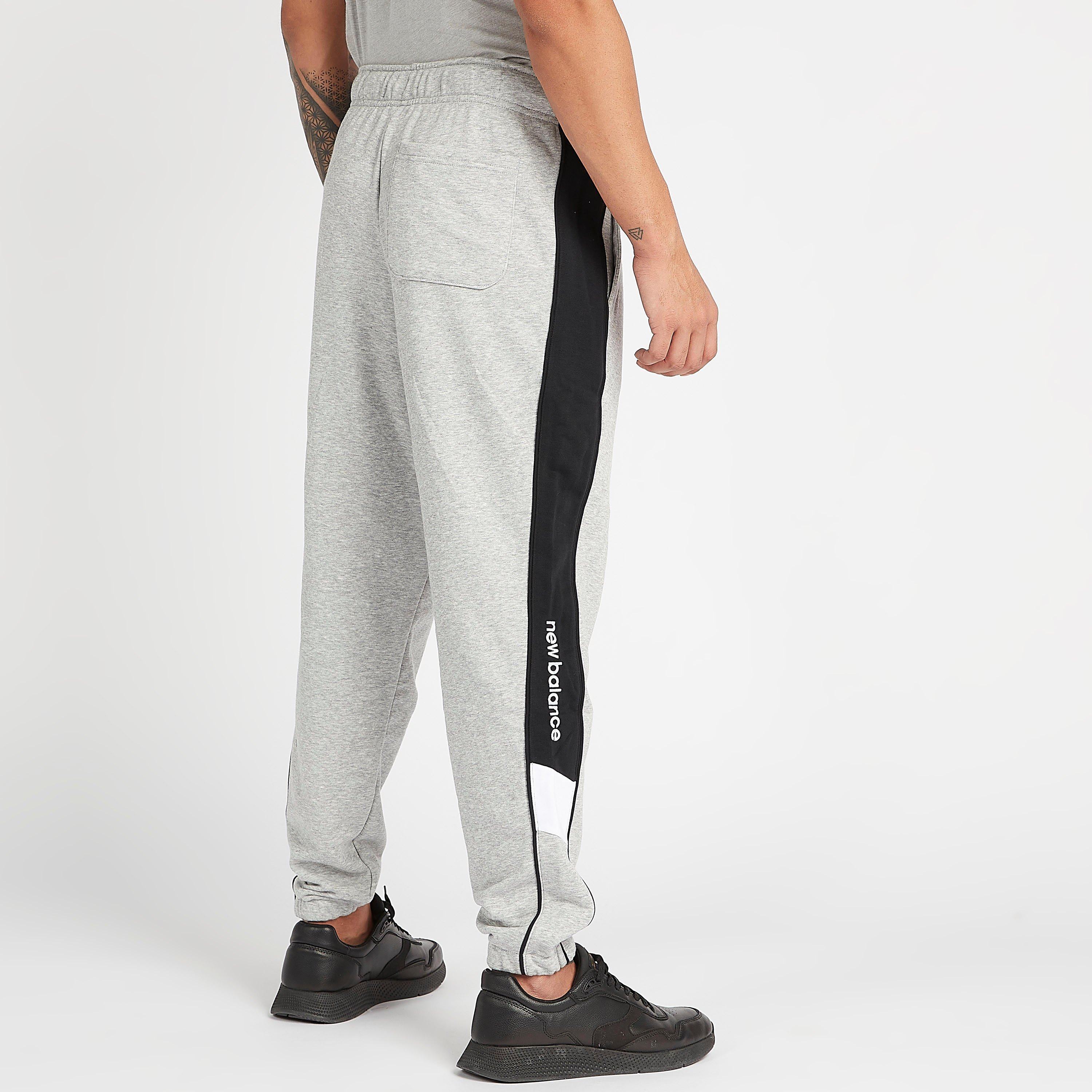 بنطلون رياضي أثليتيكس كلاسيك بتفاصيل لوح من نيو بالانس-men-clothing-sportswearandactivewear-tracksuits-image-4