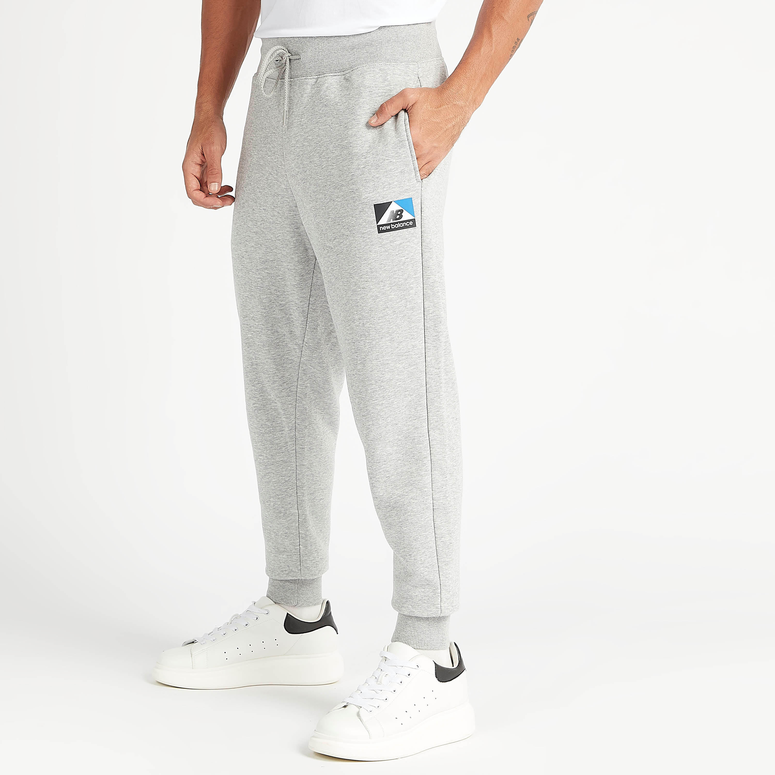 بنطلون رياضي بطبعات شعار أثليتيكس آرشيف بجيوب من نيو بالانس-men-clothing-sportswearandactivewear-bottoms-image-1