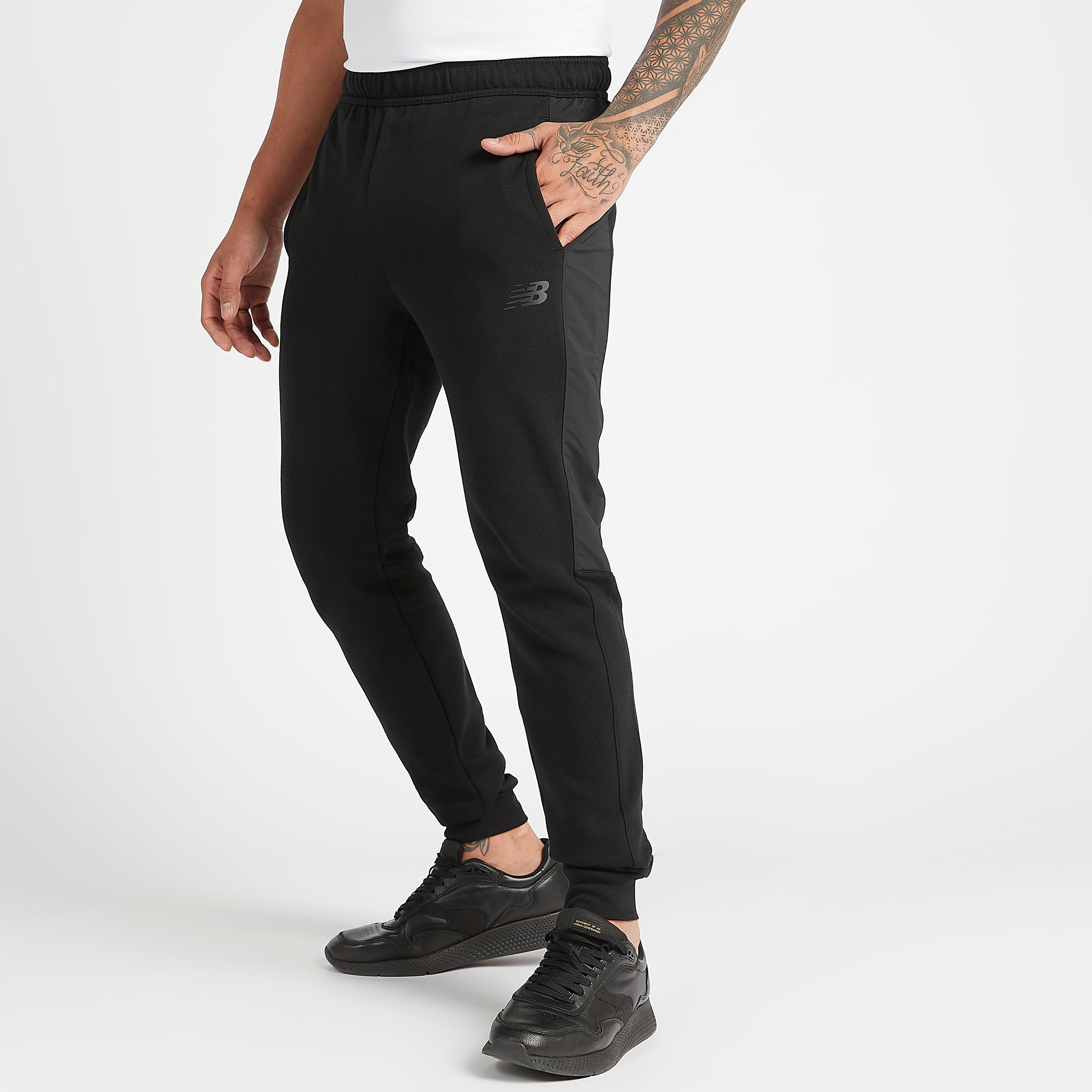 بنطلون رياضي سليم فيت بطبعات شعار وجيوب من نيو بالانس-men-clothing-sportswearandactivewear-tracksuits-image-1