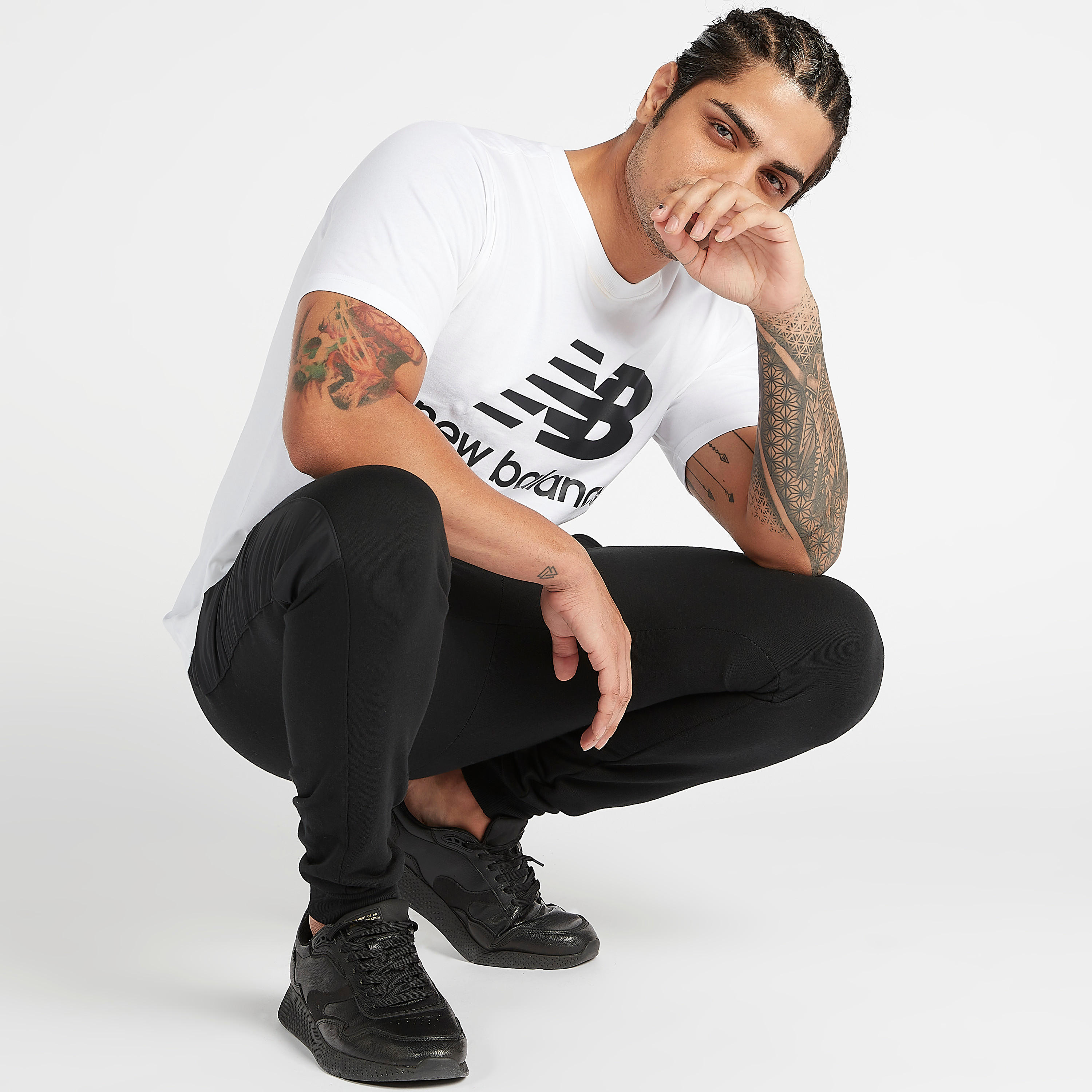 بنطلون رياضي سليم فيت بطبعات شعار وجيوب من نيو بالانس-men-clothing-sportswearandactivewear-tracksuits-image-2