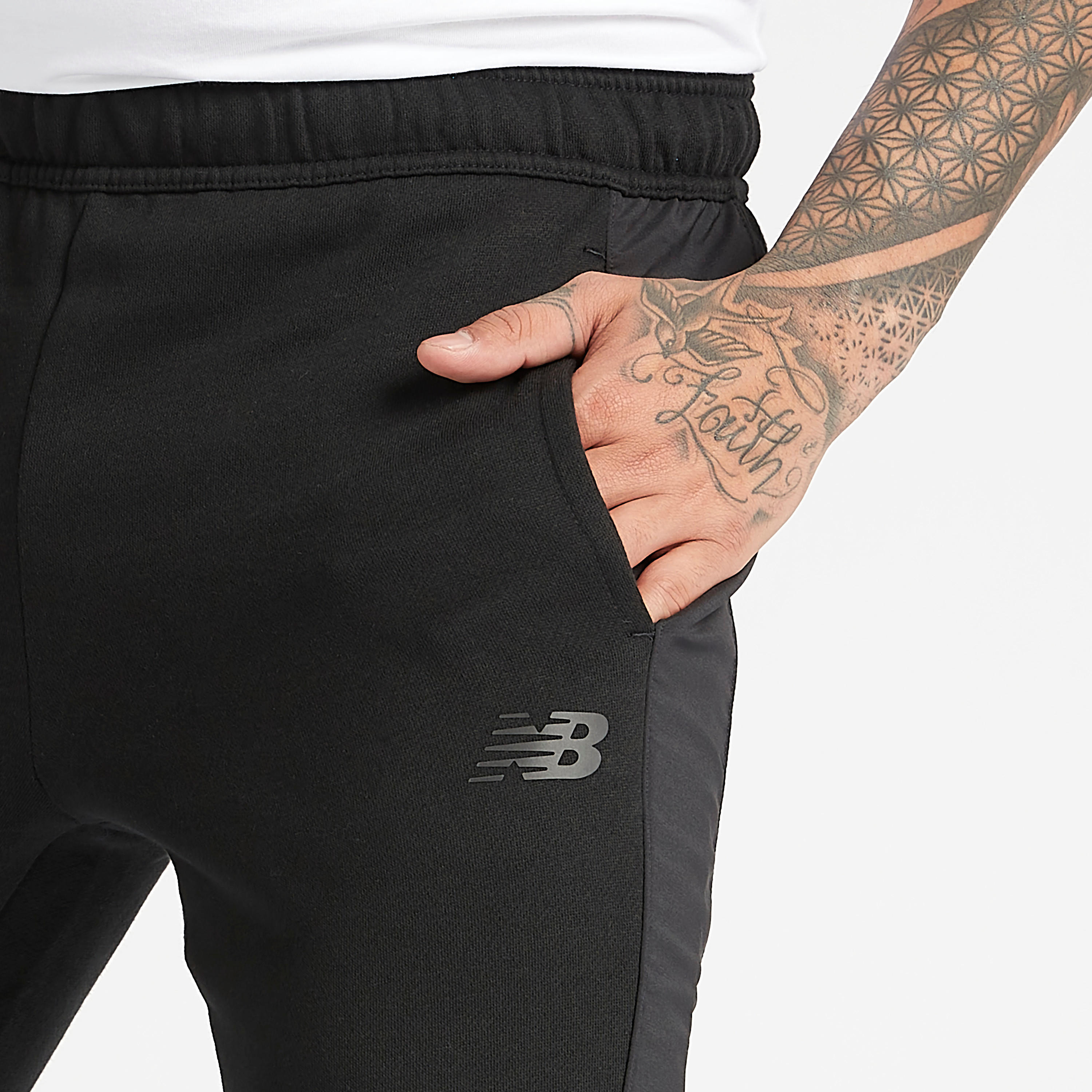 بنطلون رياضي سليم فيت بطبعات شعار وجيوب من نيو بالانس-men-clothing-sportswearandactivewear-tracksuits-image-3