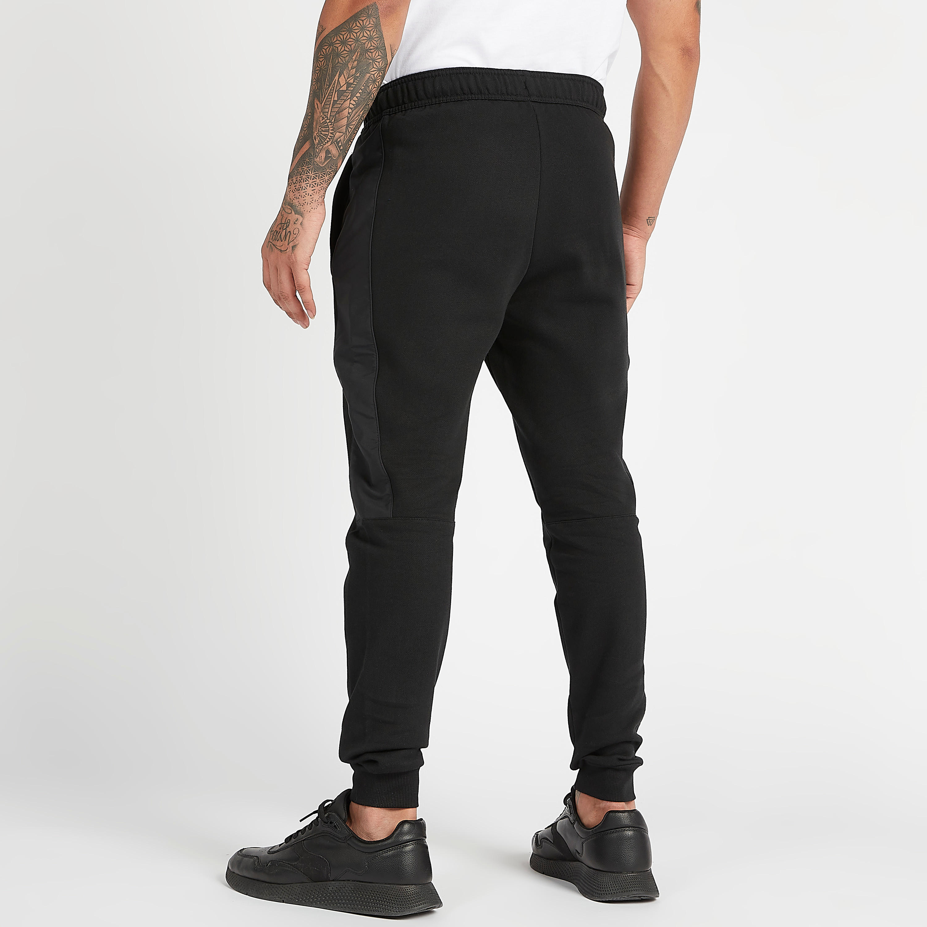 بنطلون رياضي سليم فيت بطبعات شعار وجيوب من نيو بالانس-men-clothing-sportswearandactivewear-tracksuits-image-4