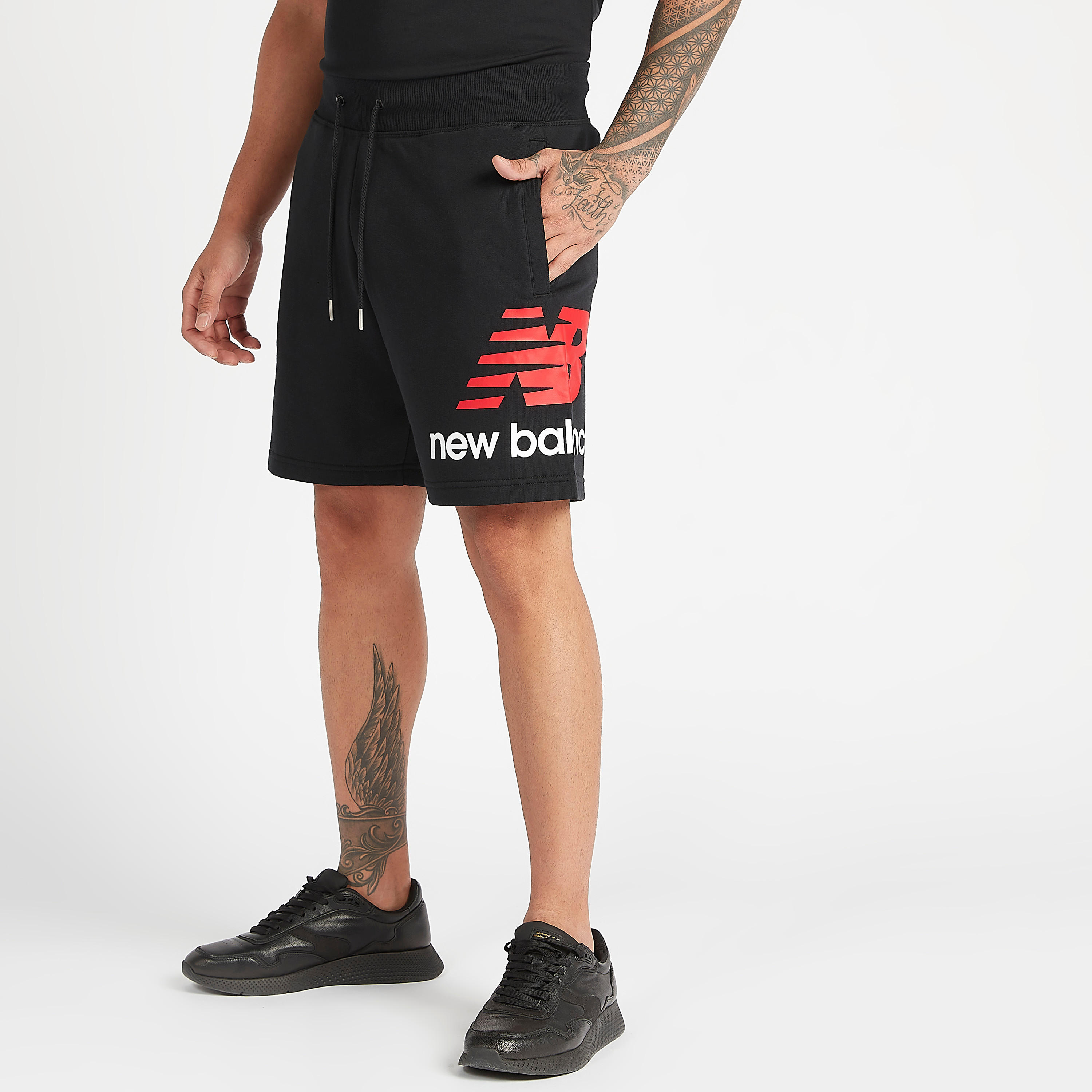 شورت بطبعات آيكون وجيوب من نيو بالانس إيسانشلز-men-clothing-sportswearandactivewear-bottoms-image-1