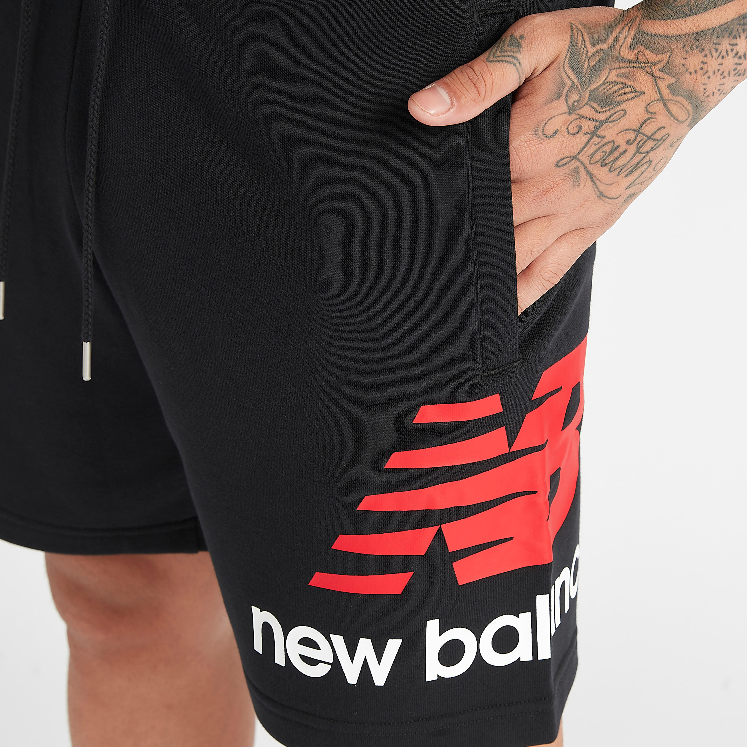 شورت بطبعات آيكون وجيوب من نيو بالانس إيسانشلز-men-clothing-sportswearandactivewear-bottoms-image-3
