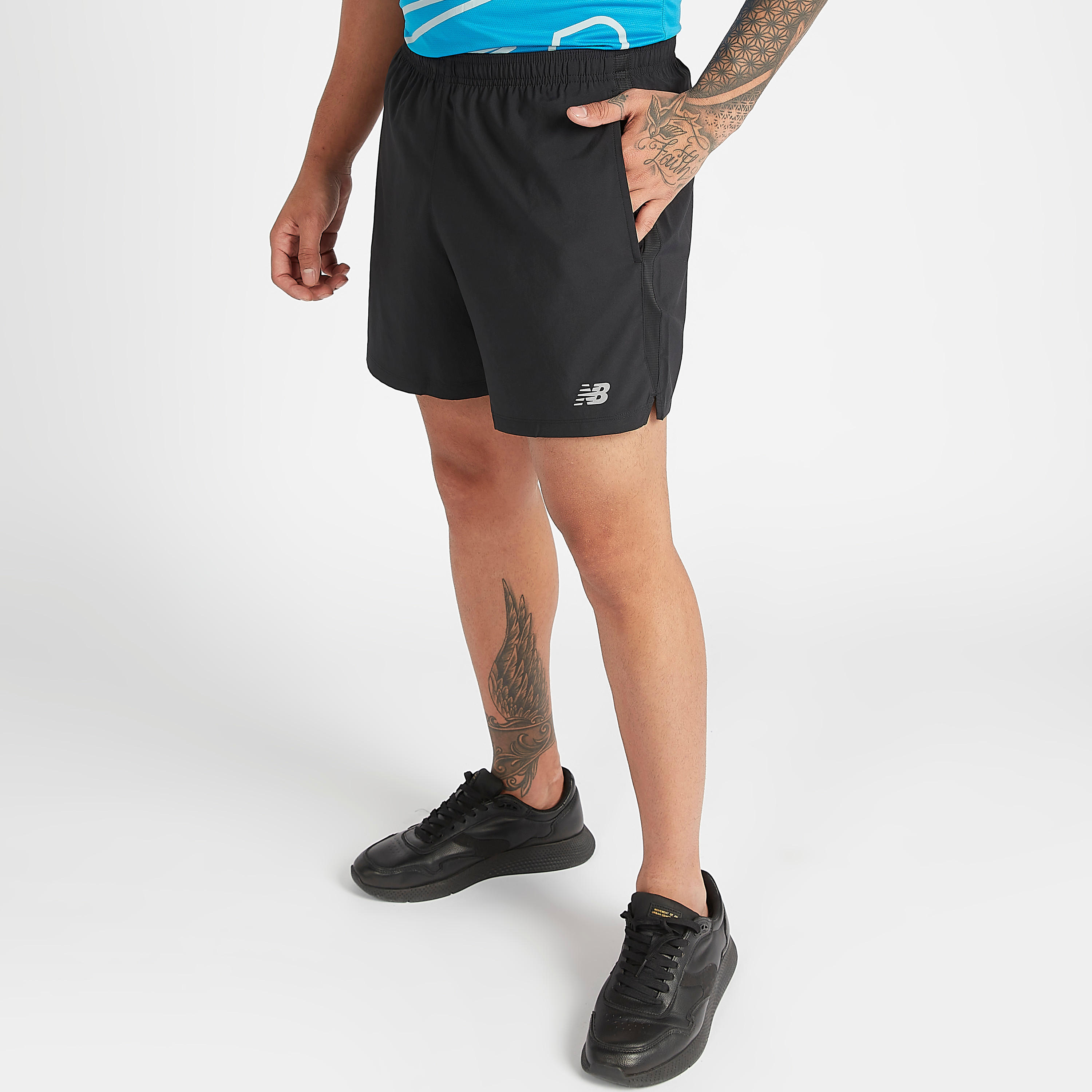 شورت بطبعات شعار 5 وجيوب أكسيليرايت من نيو بالانس-men-clothing-sportswearandactivewear-bottoms-image-1