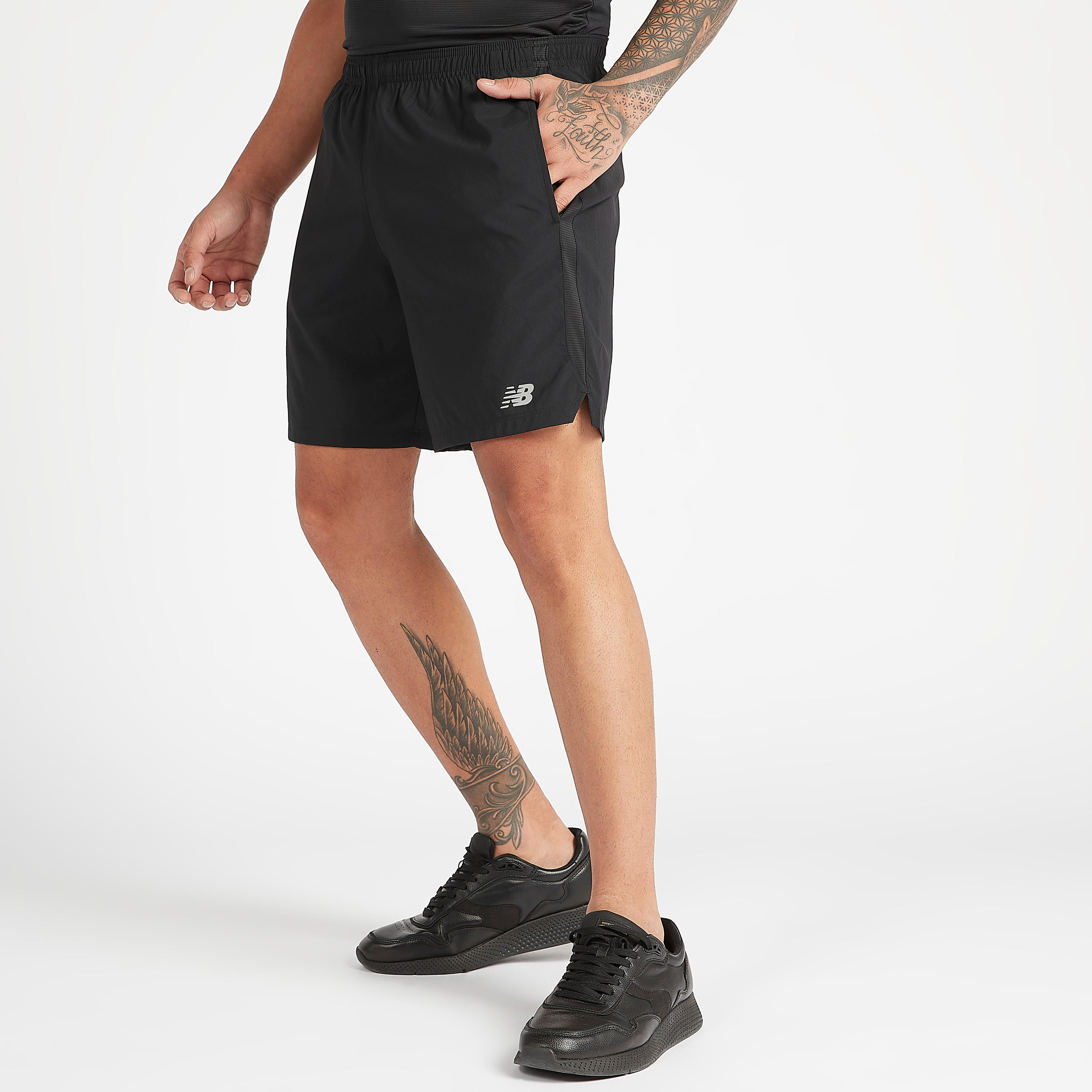 شورت بطبعات شعار 7 وجيوب أكسيليرايت من نيو بالانس-men-clothing-sportswearandactivewear-bottoms-image-1