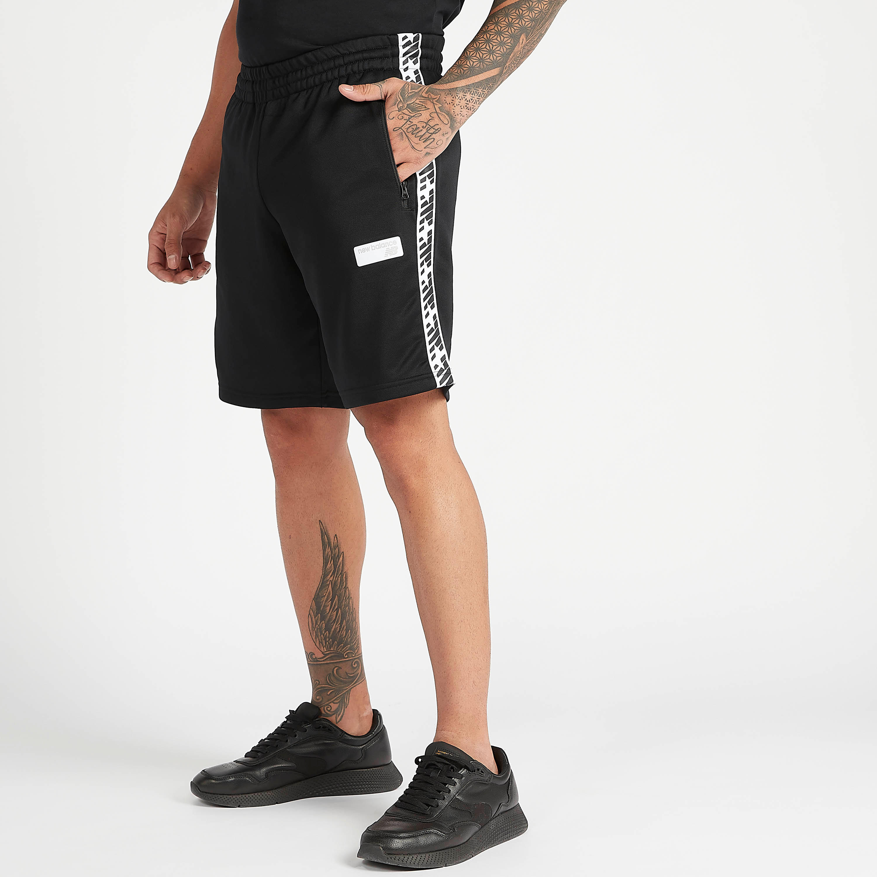 شورت بطبعات وسحّاب وجيوب وتفاصيل شريطة جانبيّة من نيو بالانس-men-clothing-sportswearandactivewear-bottoms-image-1