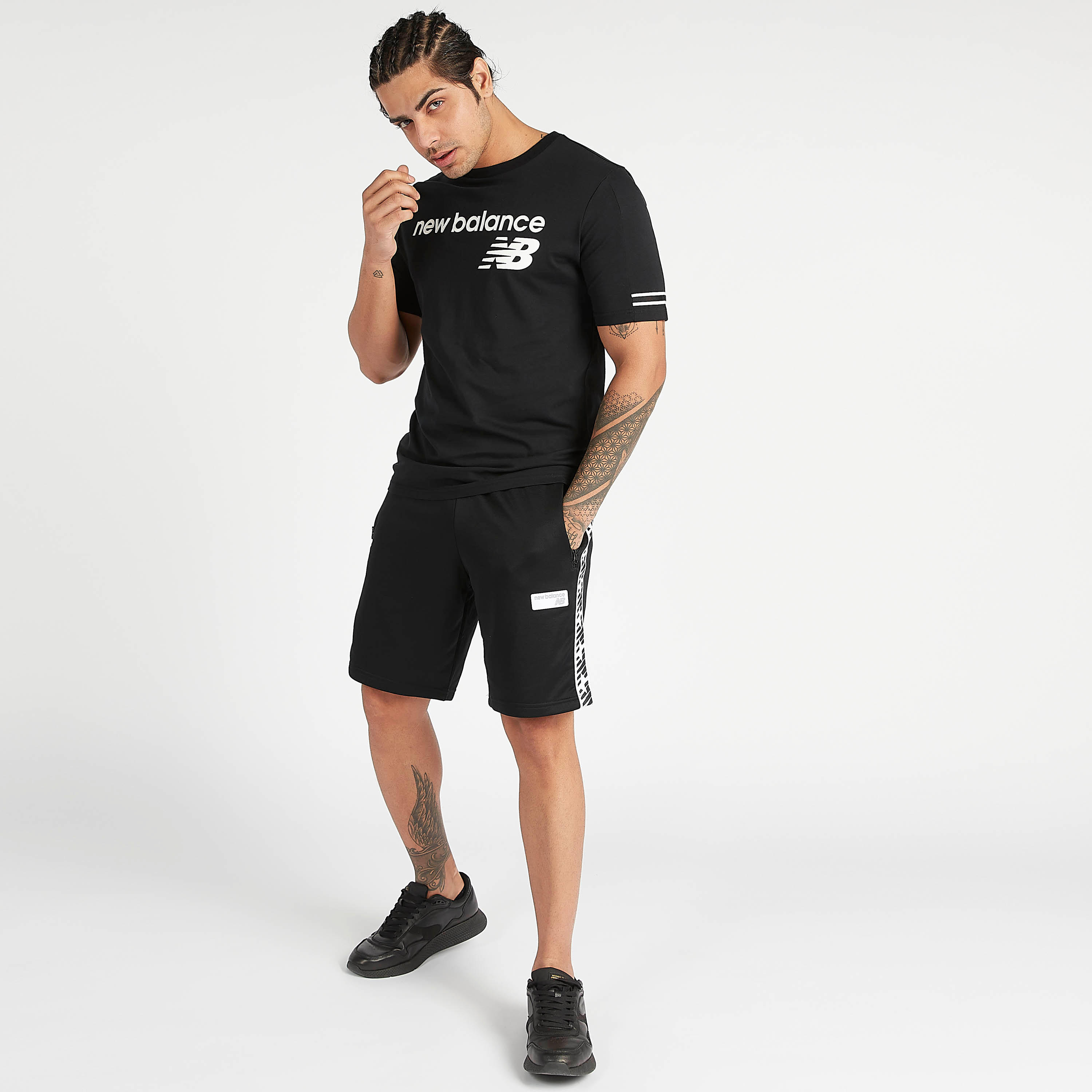 شورت بطبعات وسحّاب وجيوب وتفاصيل شريطة جانبيّة من نيو بالانس-men-clothing-sportswearandactivewear-bottoms-image-2