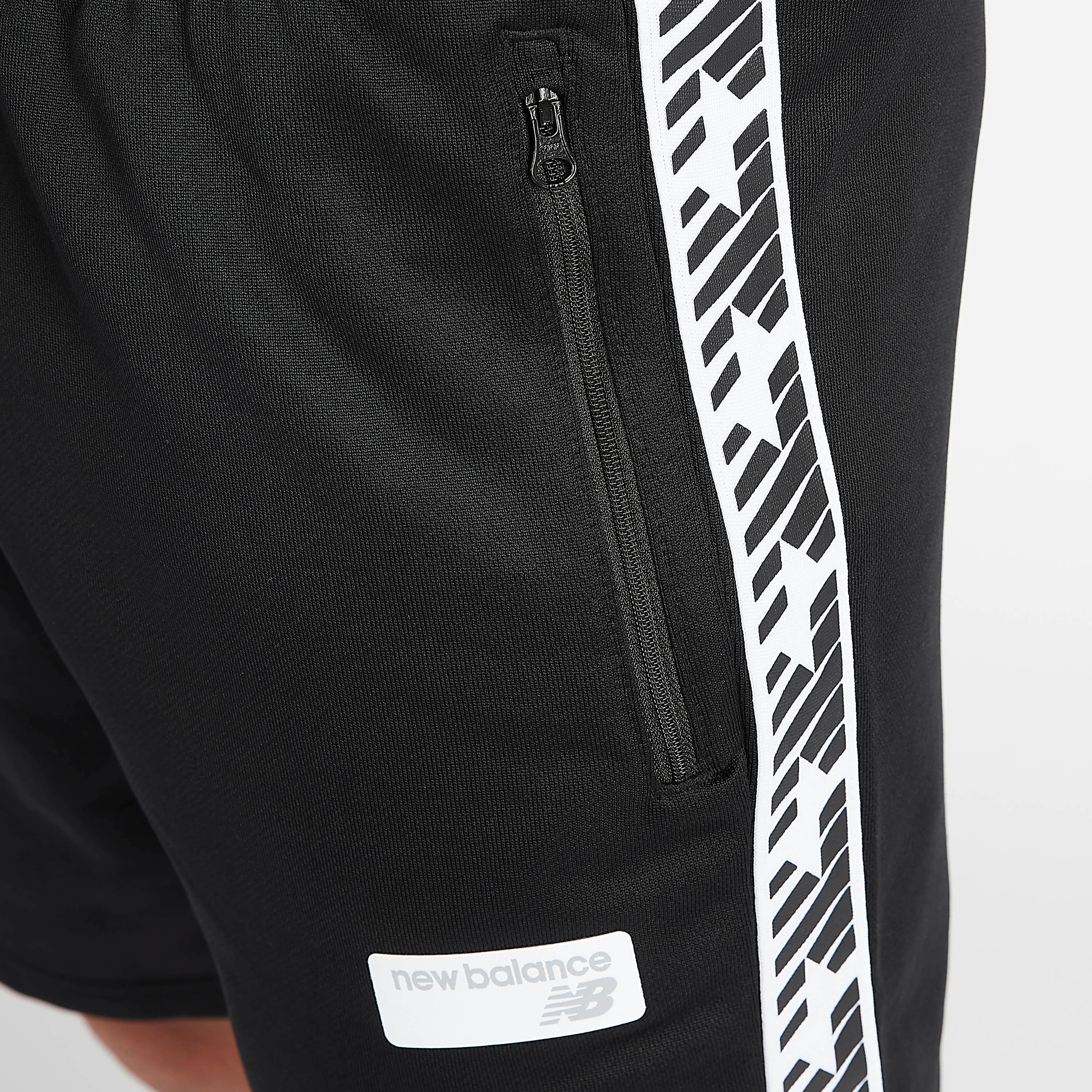 شورت بطبعات وسحّاب وجيوب وتفاصيل شريطة جانبيّة من نيو بالانس-men-clothing-sportswearandactivewear-bottoms-image-3