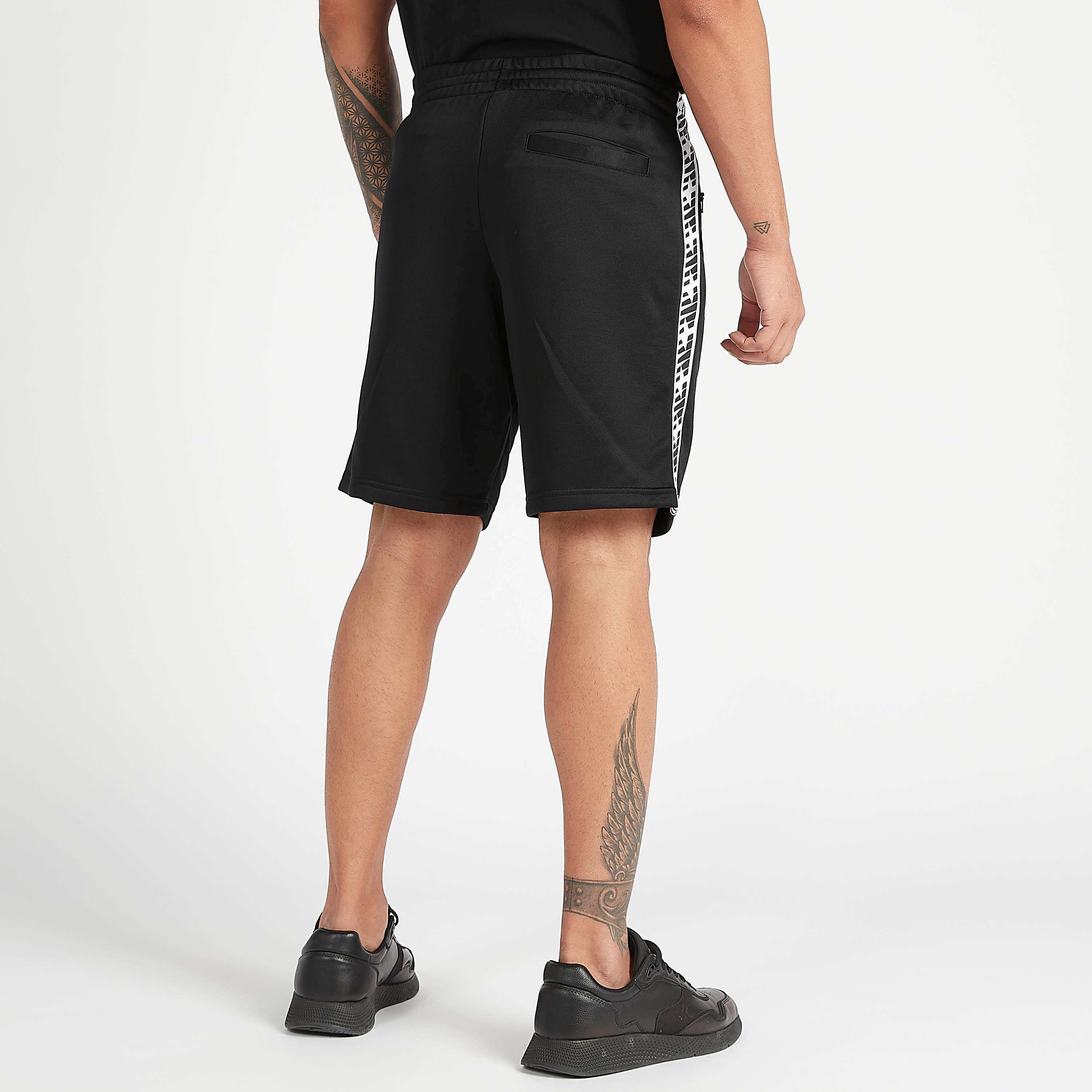 شورت بطبعات وسحّاب وجيوب وتفاصيل شريطة جانبيّة من نيو بالانس-men-clothing-sportswearandactivewear-bottoms-image-4