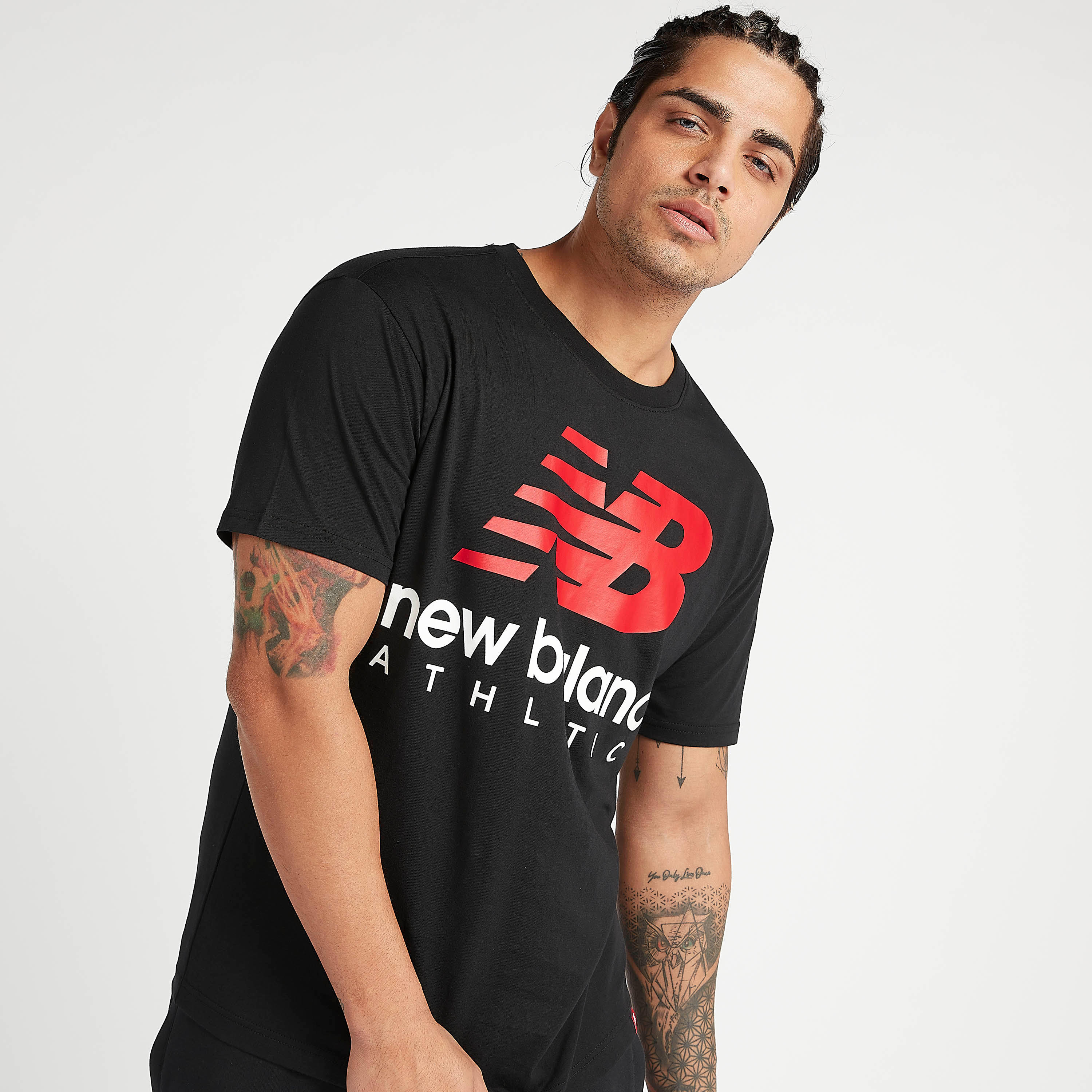 تيشيرت بياقة ضيّقة وأكمام قصيرة وطبعات من نيو بالانس-men-clothing-sportswearandactivewear-tshirtsandpolos-image-1