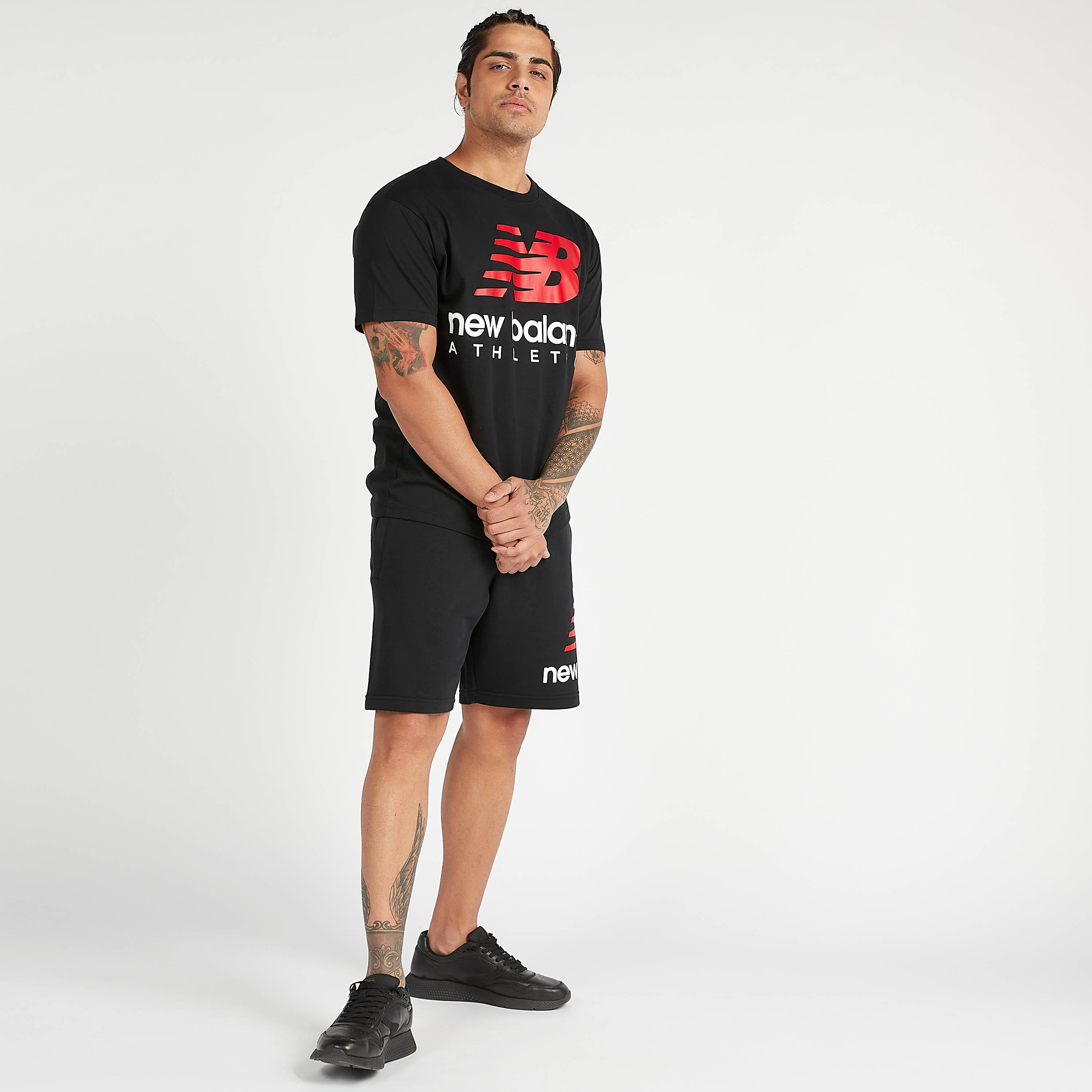 تيشيرت بياقة ضيّقة وأكمام قصيرة وطبعات من نيو بالانس-men-clothing-sportswearandactivewear-tshirtsandpolos-image-2