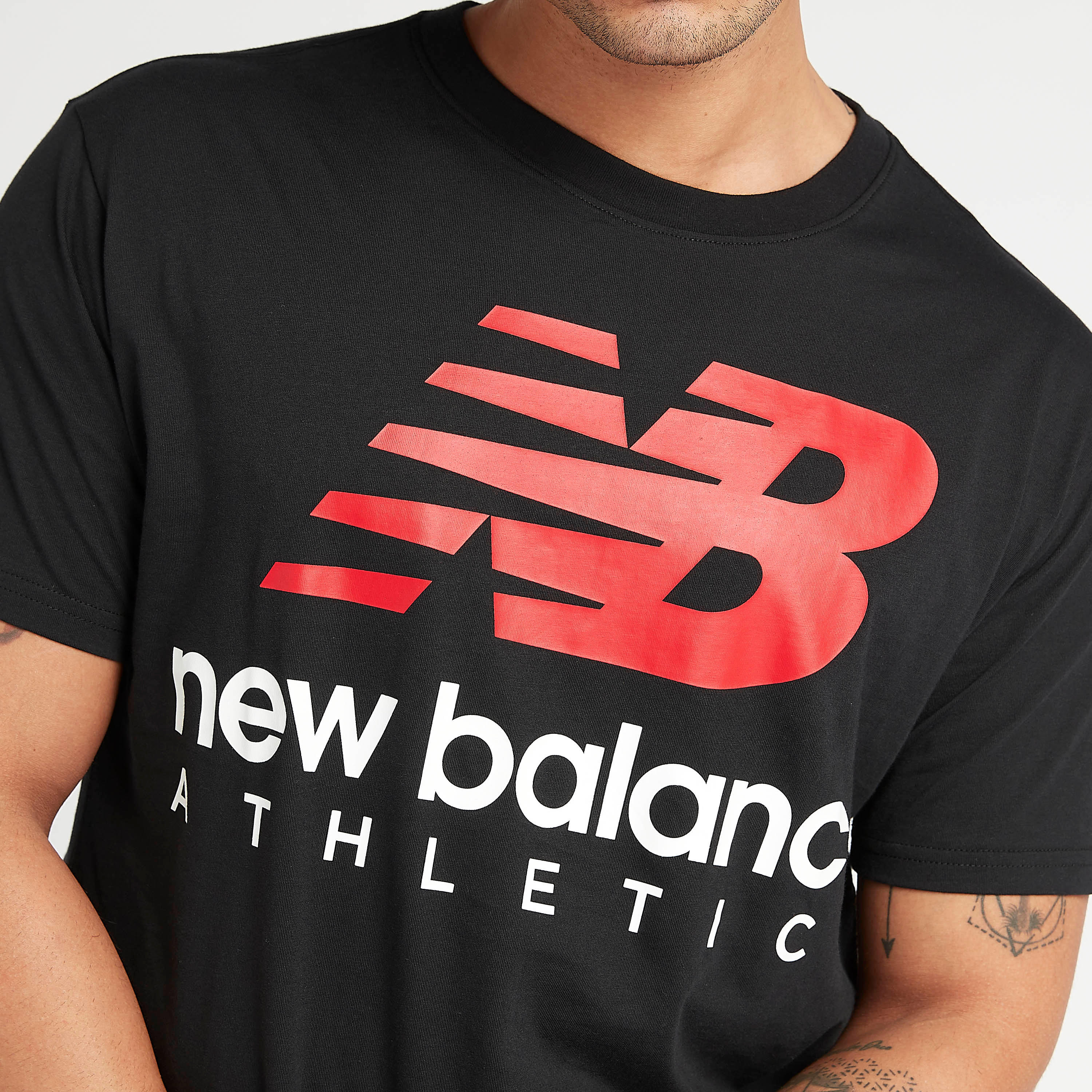 تيشيرت بياقة ضيّقة وأكمام قصيرة وطبعات من نيو بالانس-men-clothing-sportswearandactivewear-tshirtsandpolos-image-3